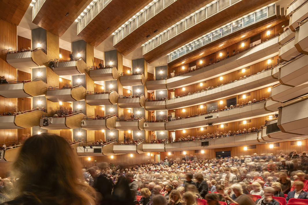 Modernización de la iluminación con tecnología LED del auditorio de la Ópera Estatal de Hamburgo