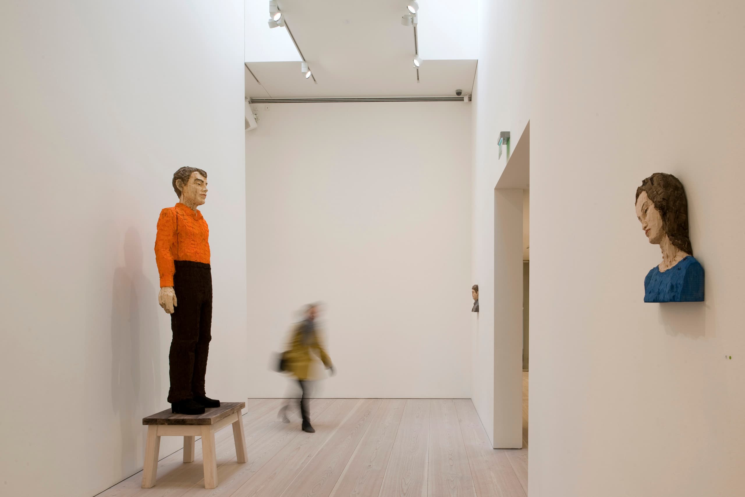 Skulpturen in einer Kunstgalerie, beleuchtet mit ERCO Licht für Akzentuierung und atmosphärische Raumwirkung.
