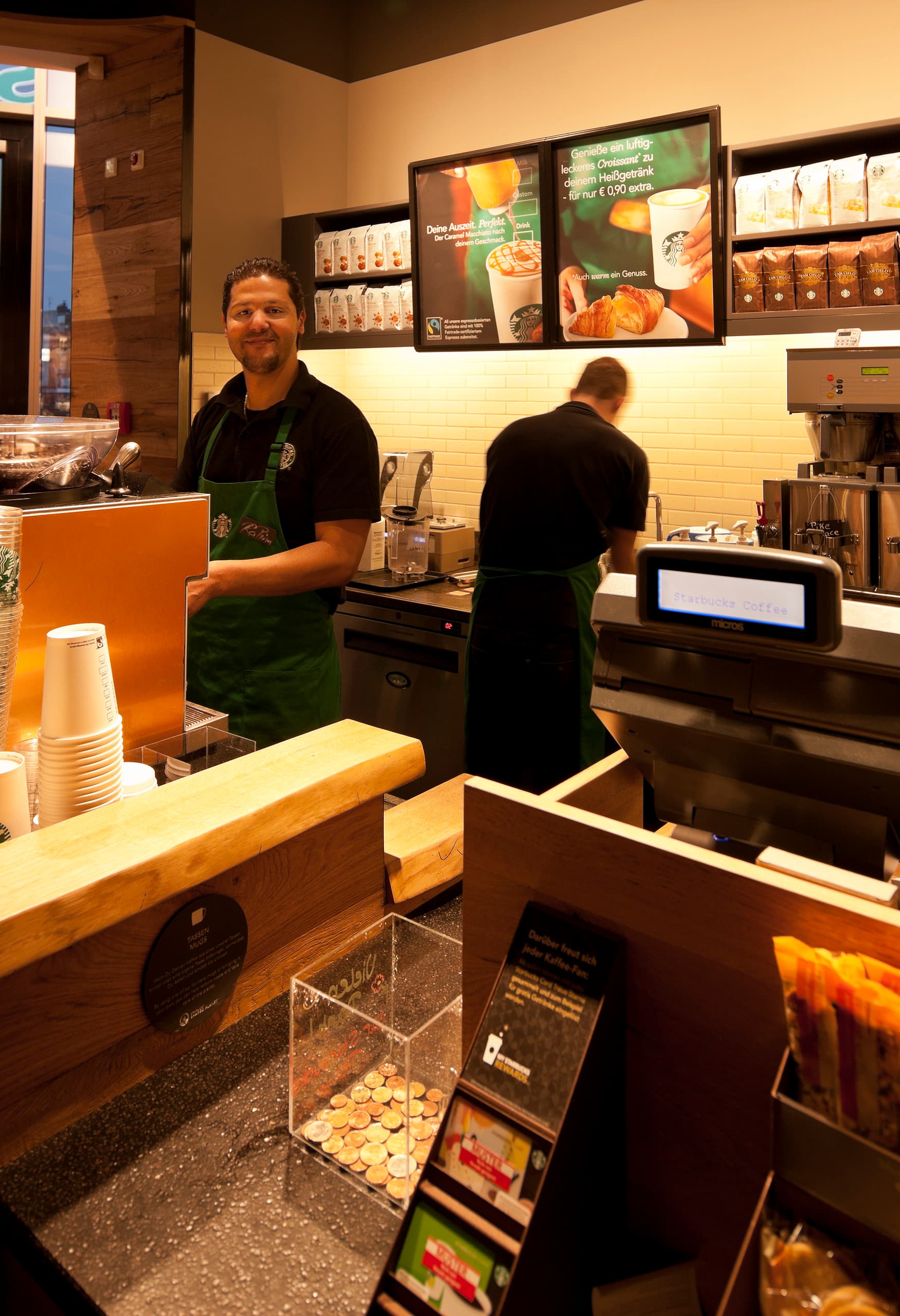 Starbucks Coffee House in Koblenz mit LED-Beleuchtung von ERCO.