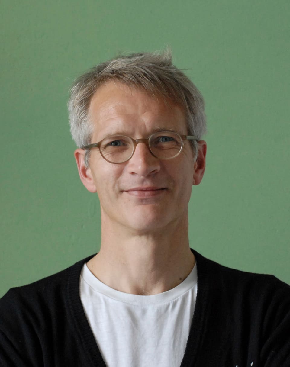 Gunnar Schnabel, Kunstsammler, beleuchtet mit ERCO Lichtlösungen in seinem Berliner Wohnhaus.