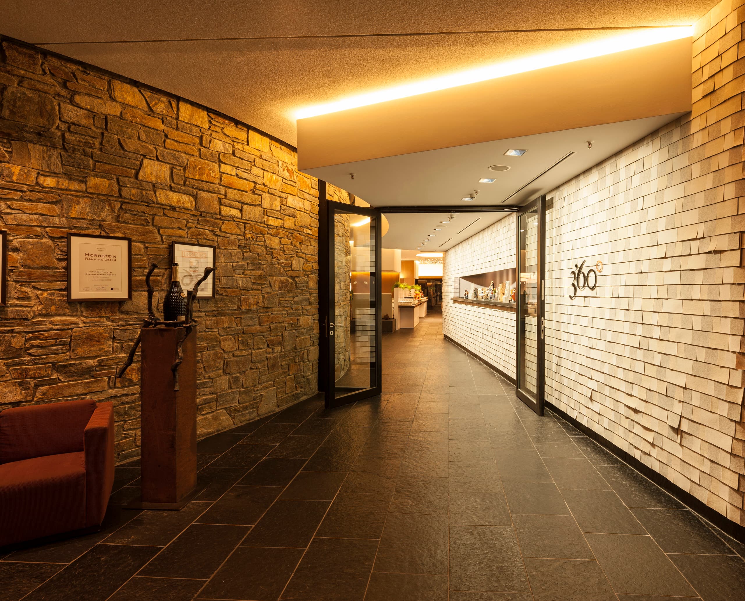 ERCO LED-Beleuchtung im Johann Grill Restaurant, Kempinski Hotel Berchtesgaden, für stimmungsvolle Atmosphäre.