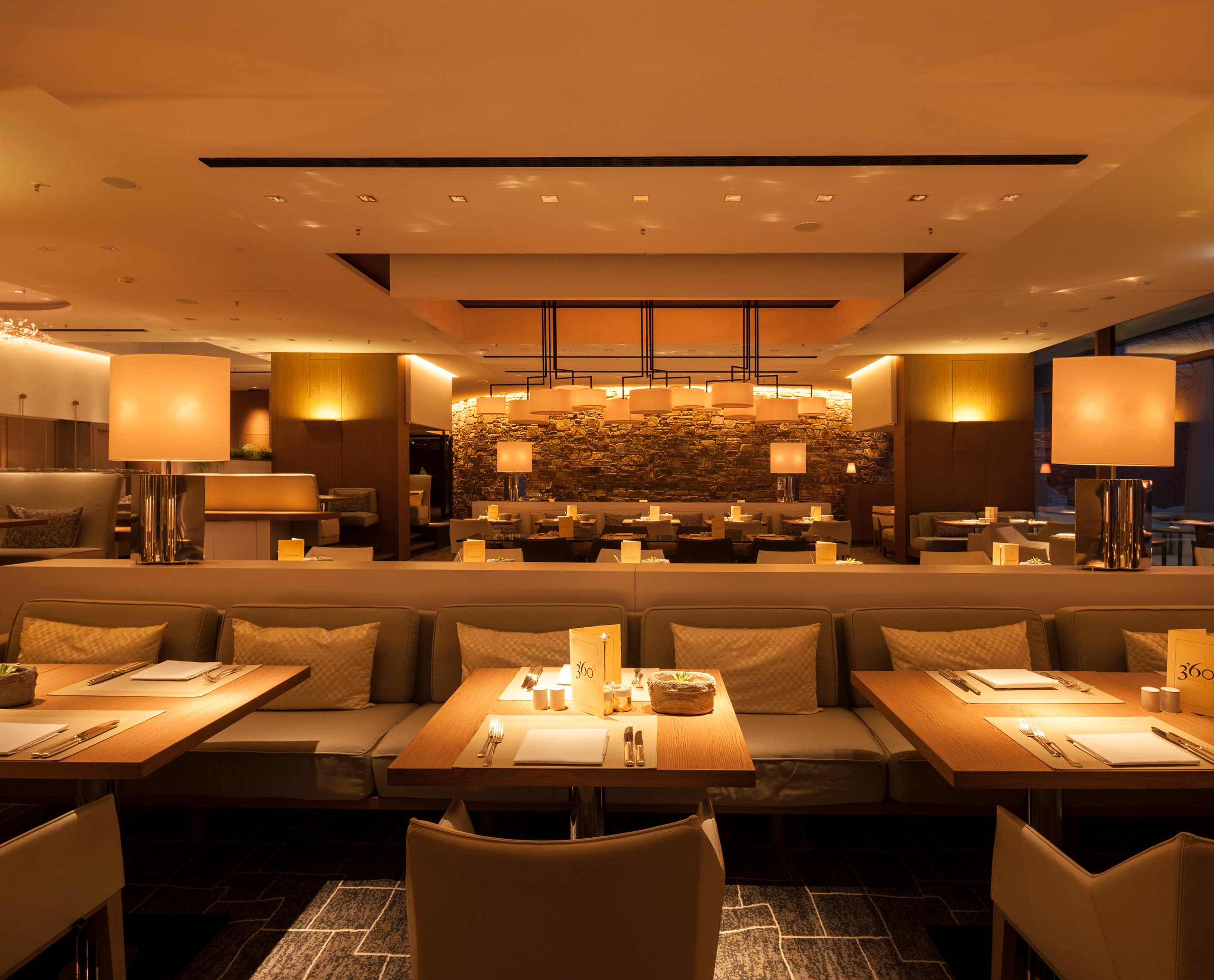 Johann Grill Restaurant im Kempinski Hotel Berchtesgaden mit ERCO LED-Beleuchtung für stimmungsvolles Ambiente.