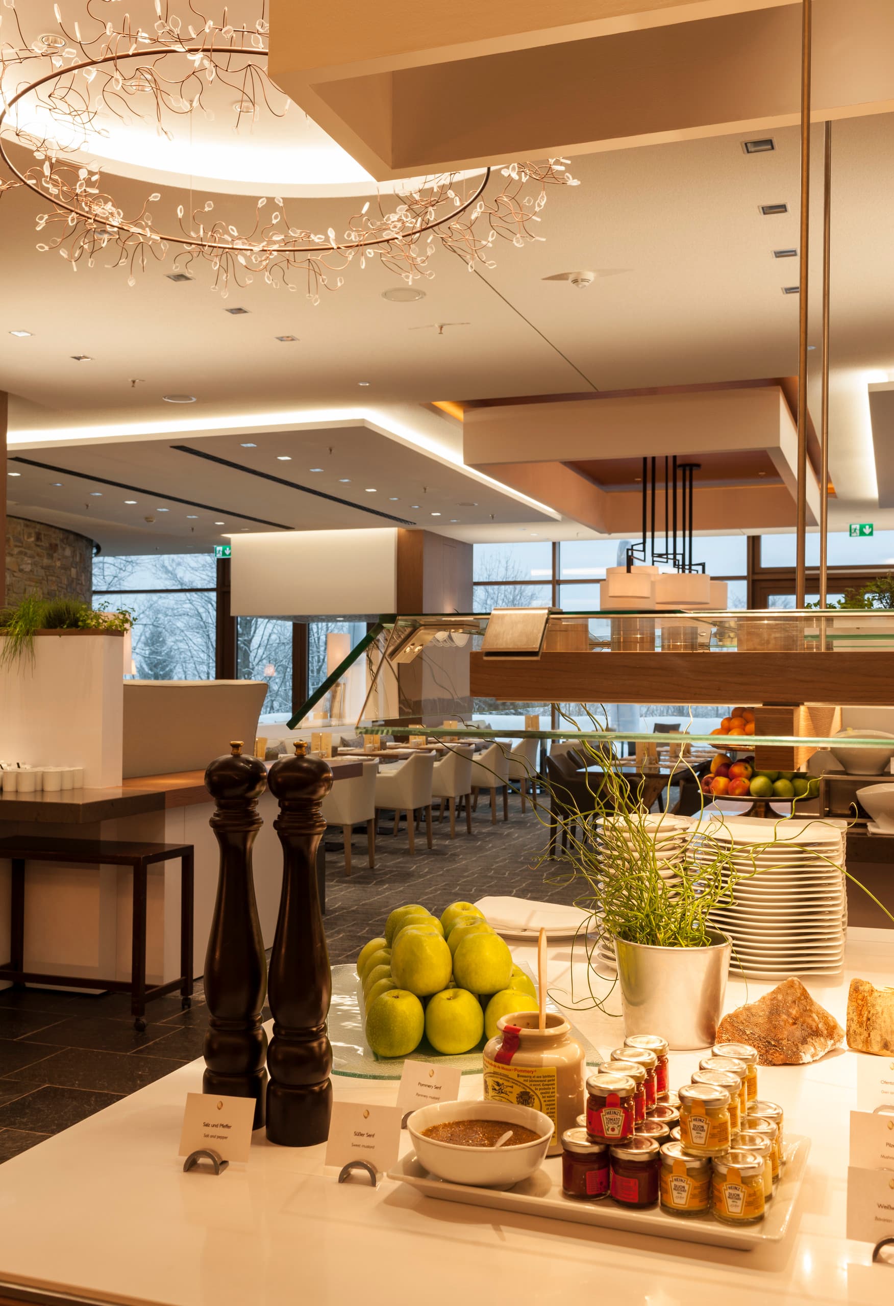 Restaurant Johann Grill im Kempinski Hotel mit ERCO LED-Beleuchtung für angenehme Atmosphäre.