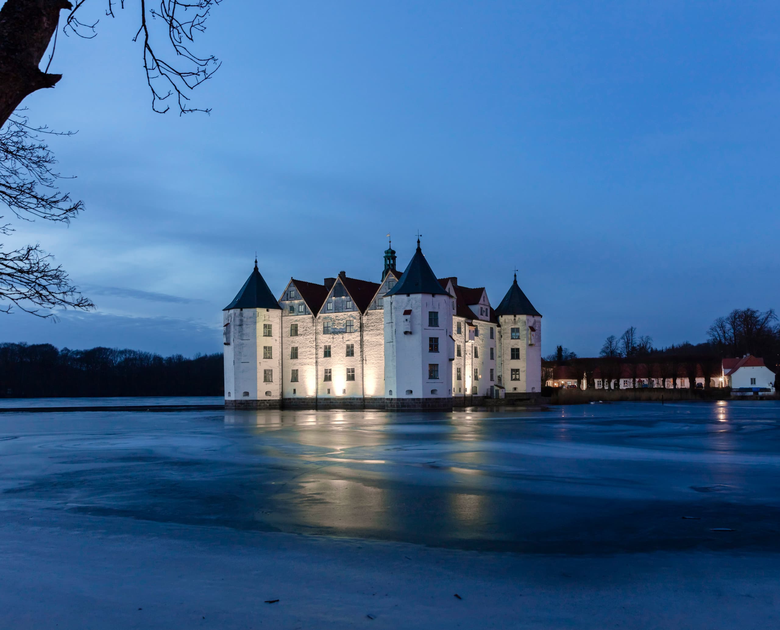 Beleuchtetes Schloss Glücksburg mit ERCO Eclipse Strahlern im abendlichen Licht.