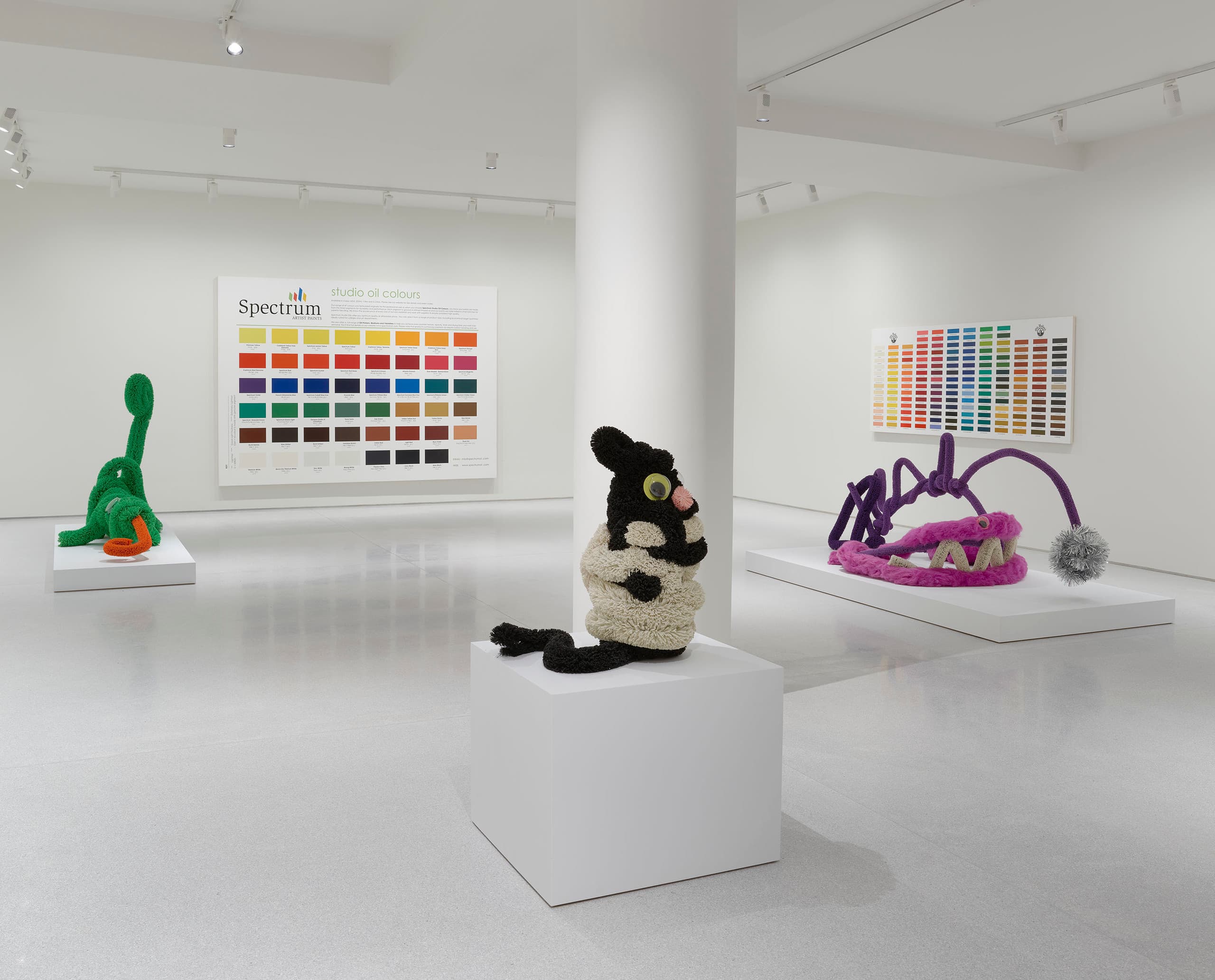 Claridge's ArtSpace, London: Kunstausstellung mit ERCO Eclipse Strahlern auf Stromschienen für optimale Beleuchtung.