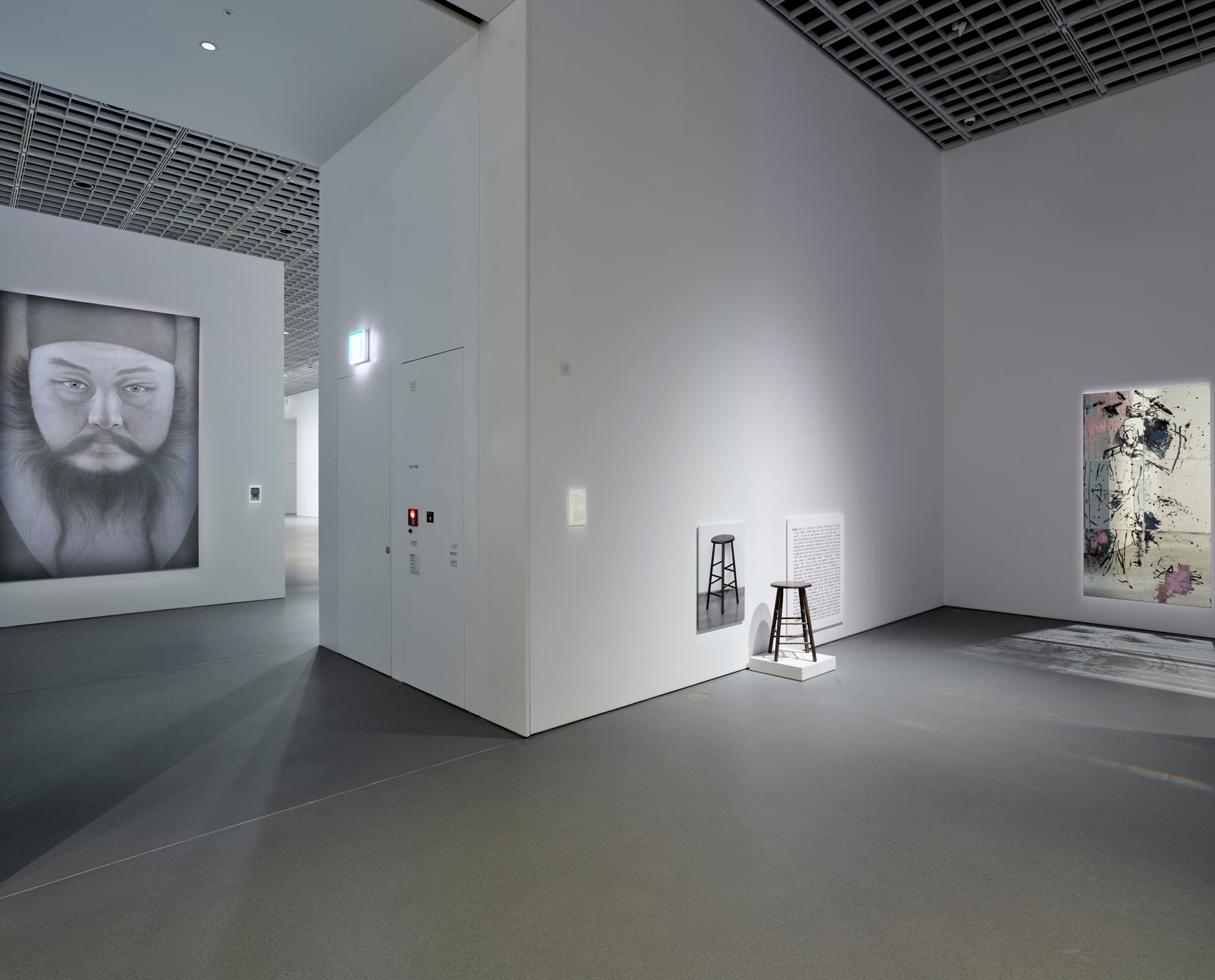 Ausstellung 'Chapter Three' im Amorepacific Museum, Seoul, mit ERCO Strahlern beleuchtet.