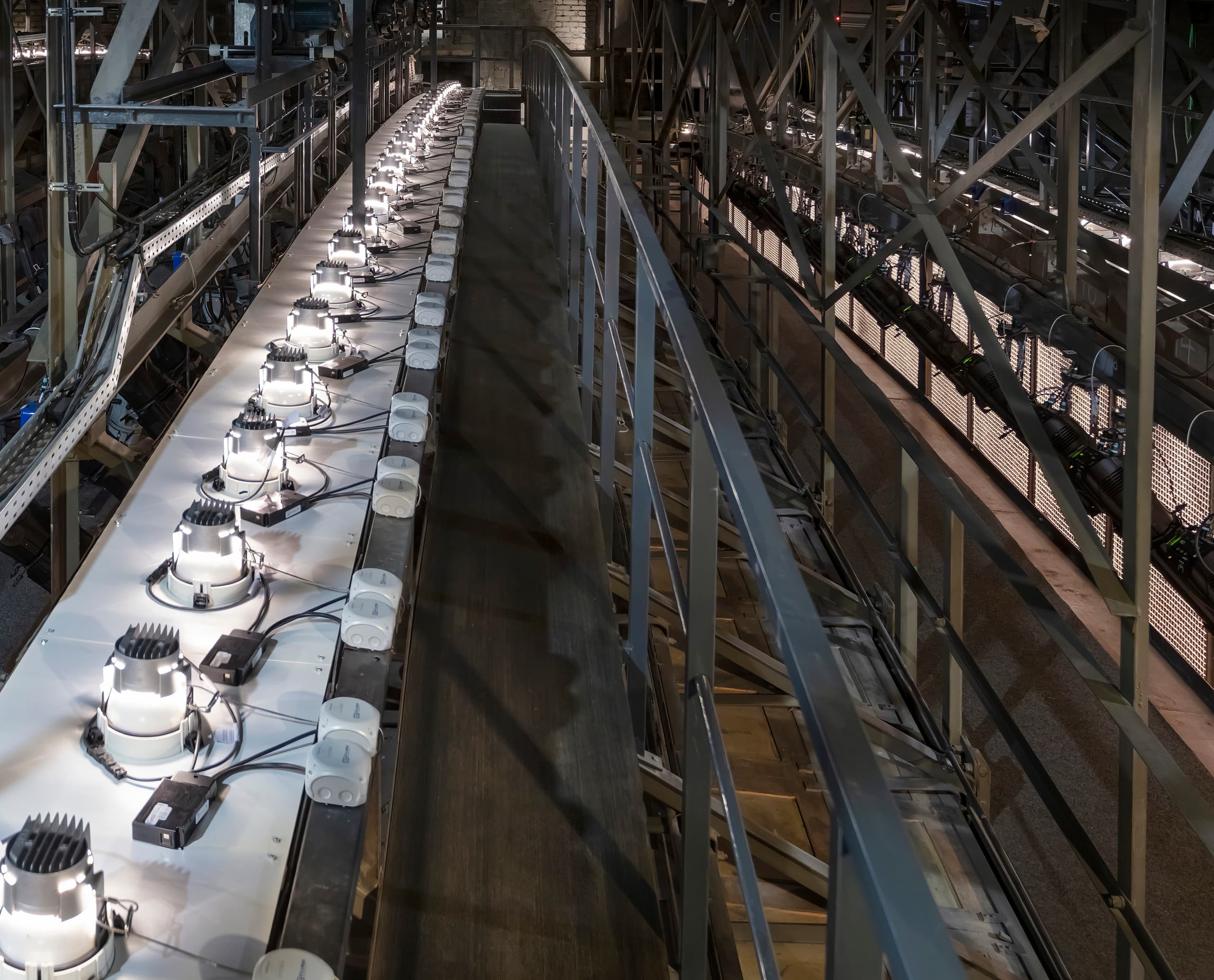 ERCO Atrium LED-Downlights in der Hamburger Staatsoper für energieeffiziente Beleuchtung.