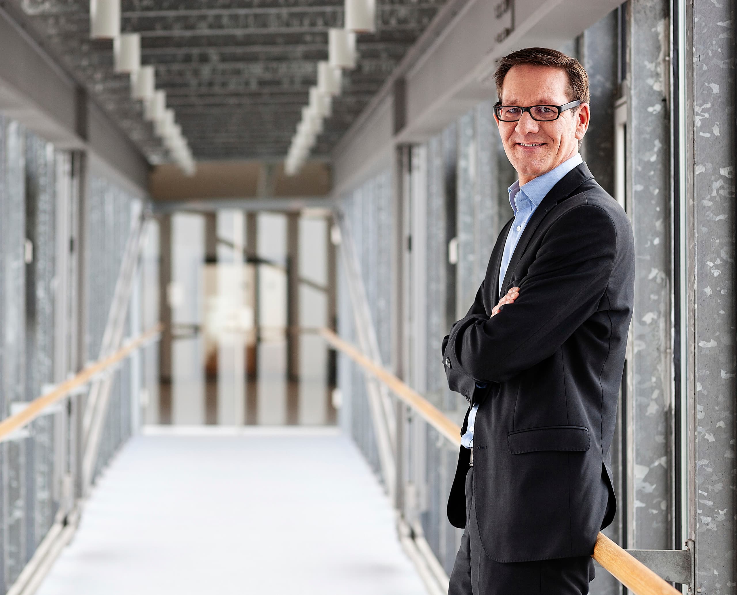 ERCO Purchasing Manager, kompetent und zuverlässig im modernen Bürogebäude.