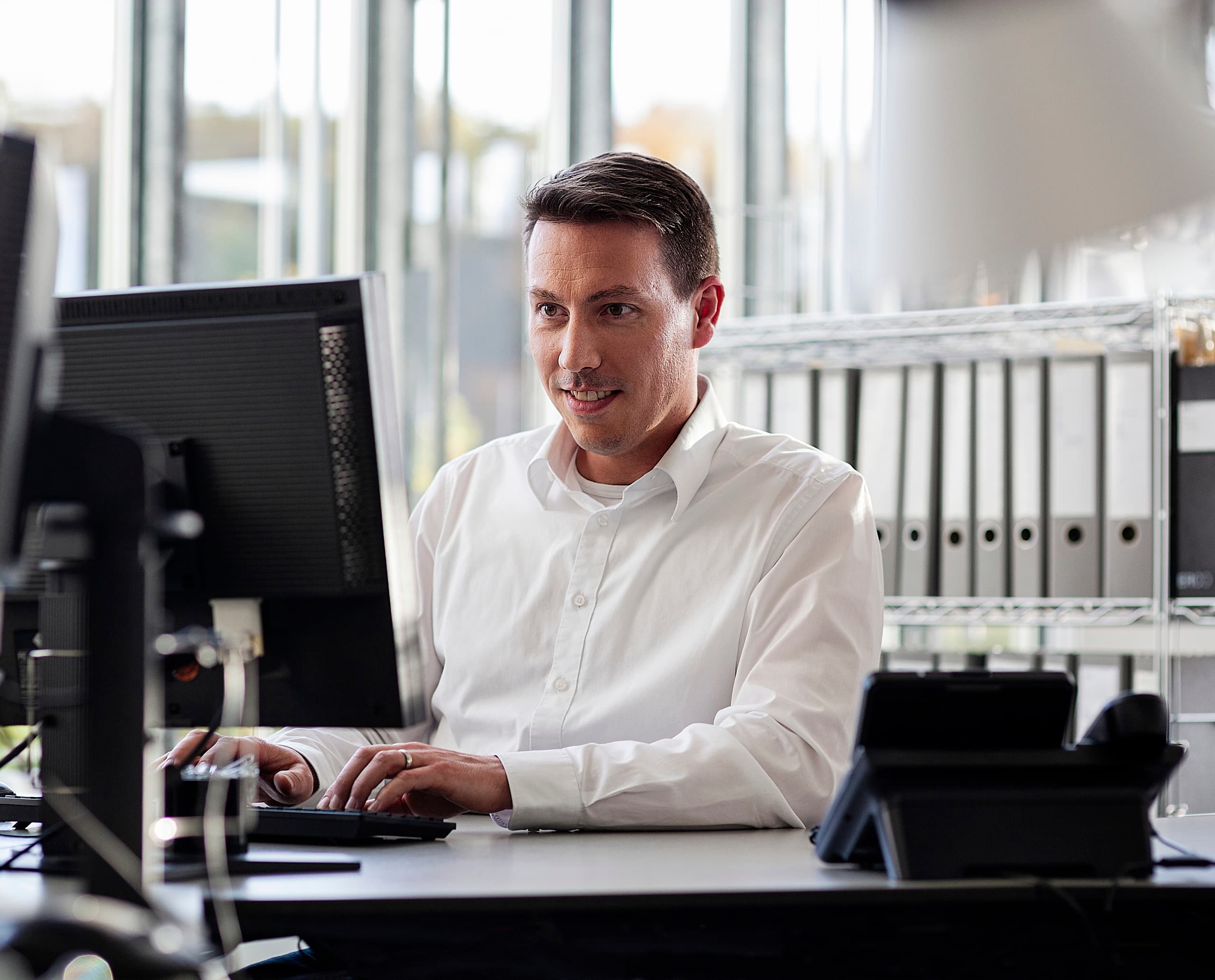 ERCO Mitarbeiter am Computer bei der Arbeit im Büro.