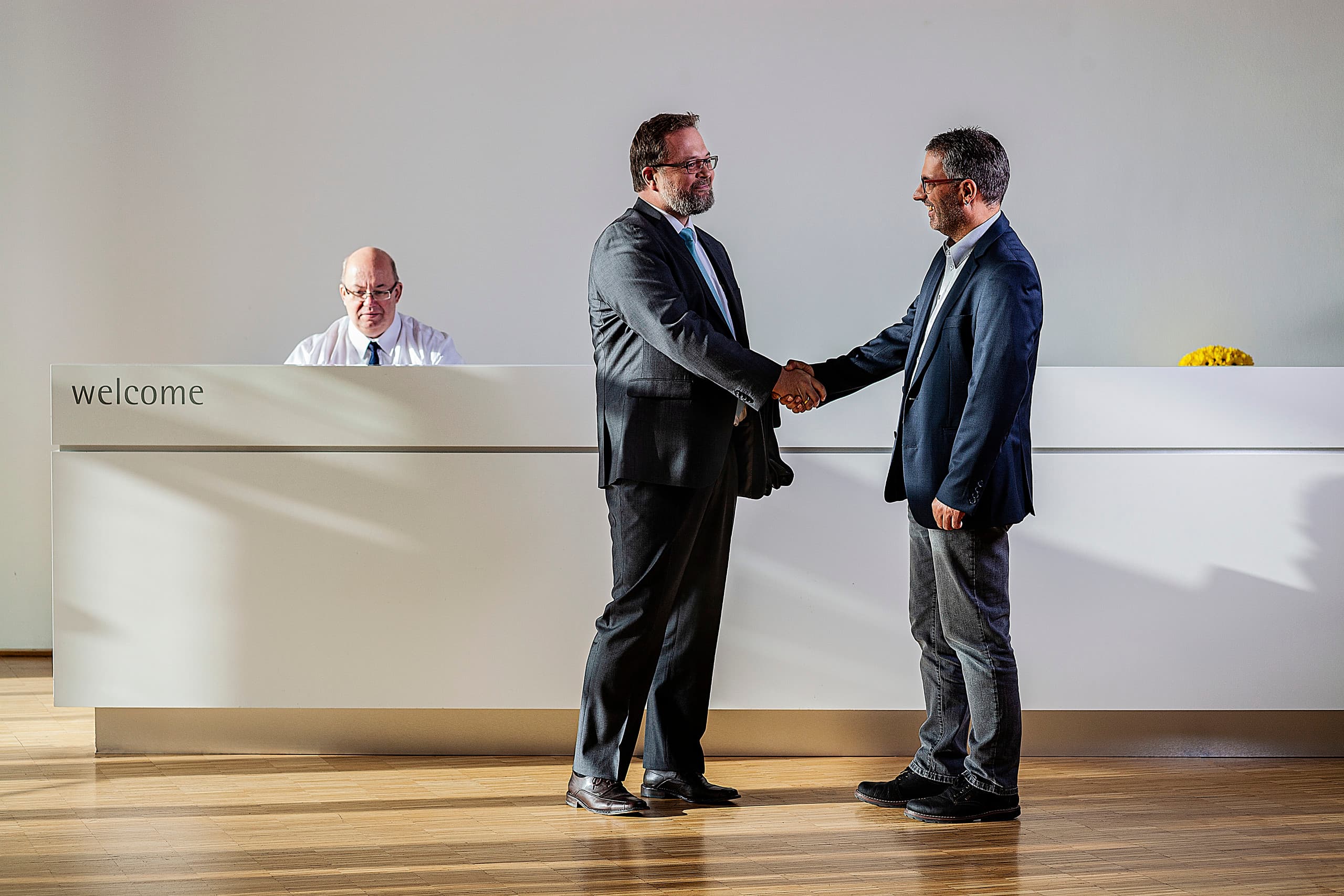ERCO Einkauf: Zwei Geschäftspartner besiegeln eine Vereinbarung per Handschlag.