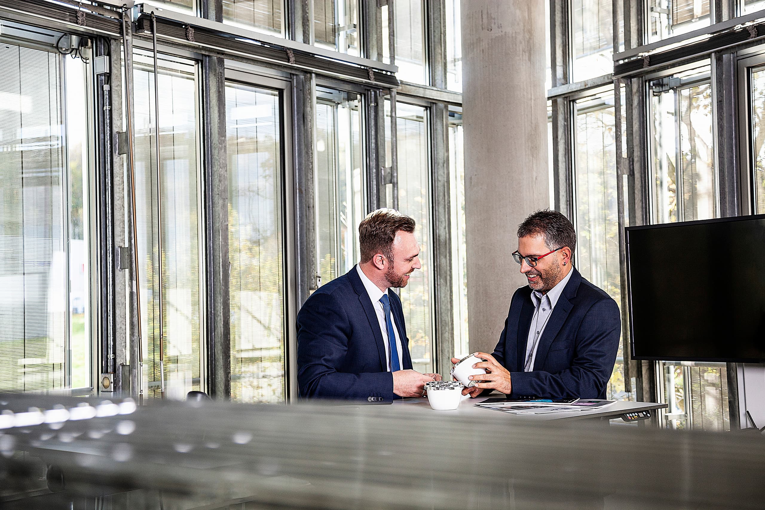 ERCO Lichtwerkzeug-Komponenten in der Hand, Teil einer erfolgreichen Zusammenarbeit.