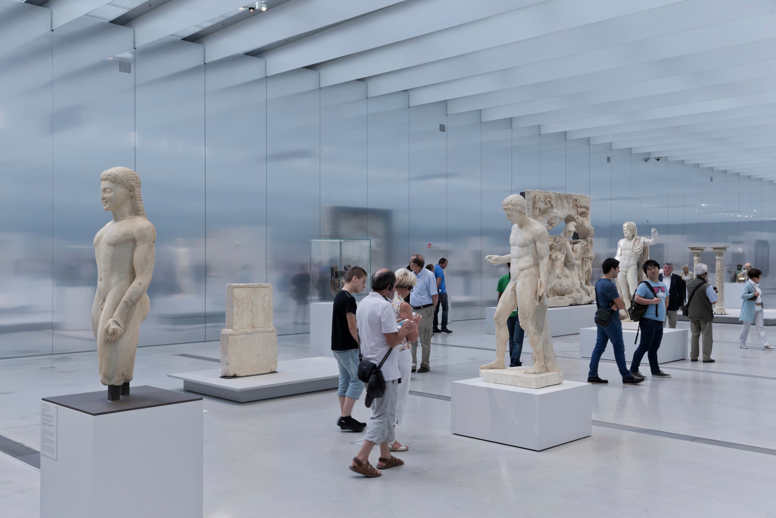 Beleuchtete Skulpturen im Außenbereich eines Museums mit ERCO Lichttechnik.