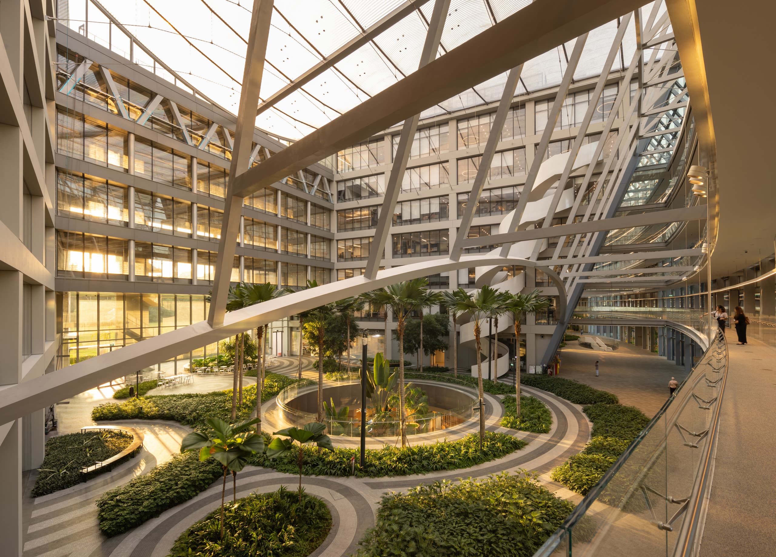 Campus und Innenhof eines Gebäudekomplexes mit Grünflächen 