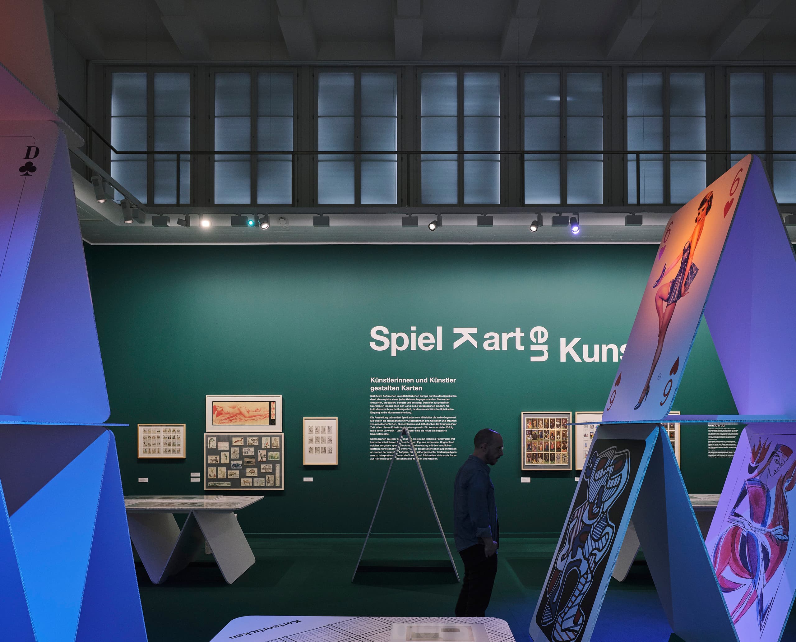 Museumsausstellung mit Spielkarten 