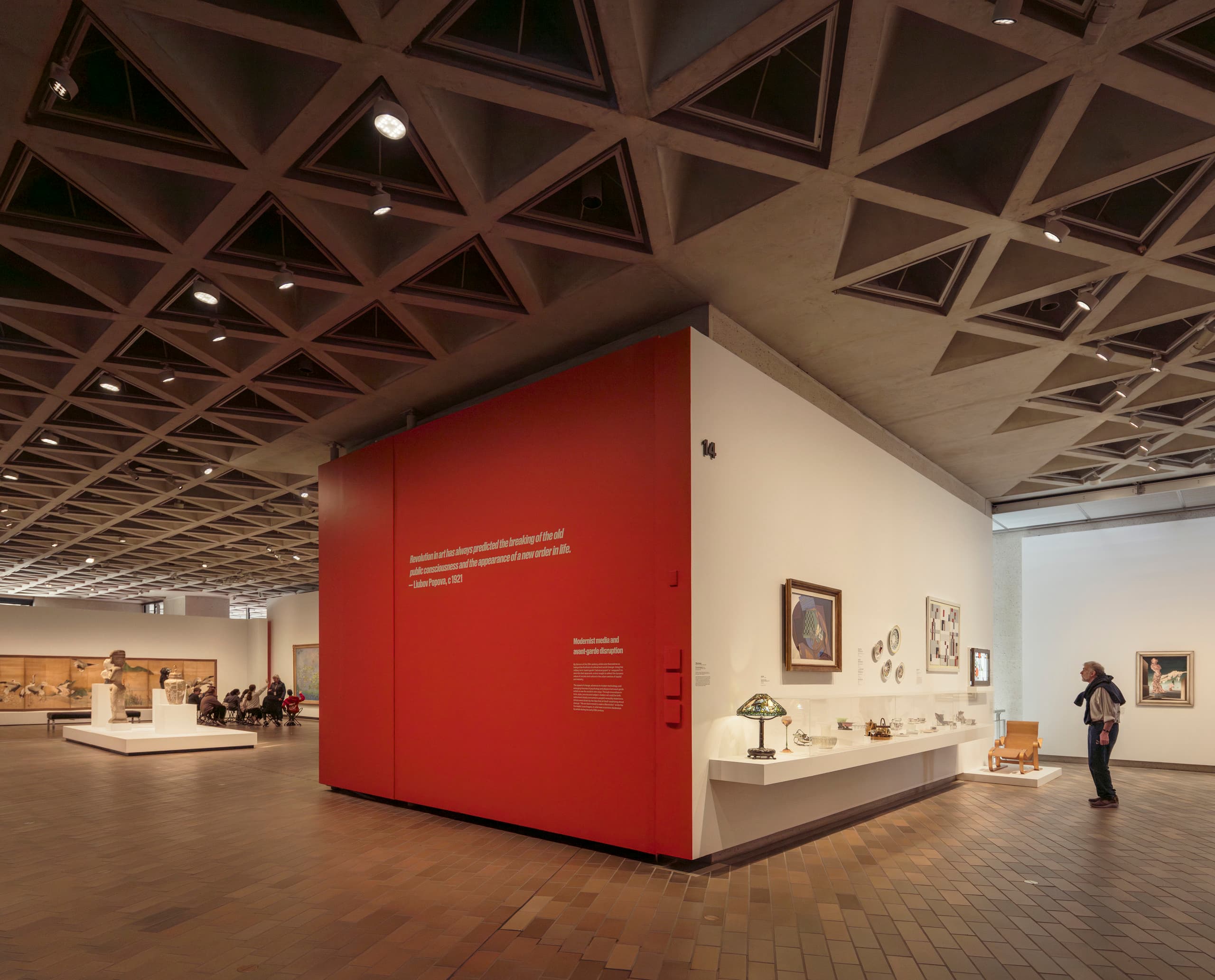 Ausstellungsraum mit weißer und roter Wand.