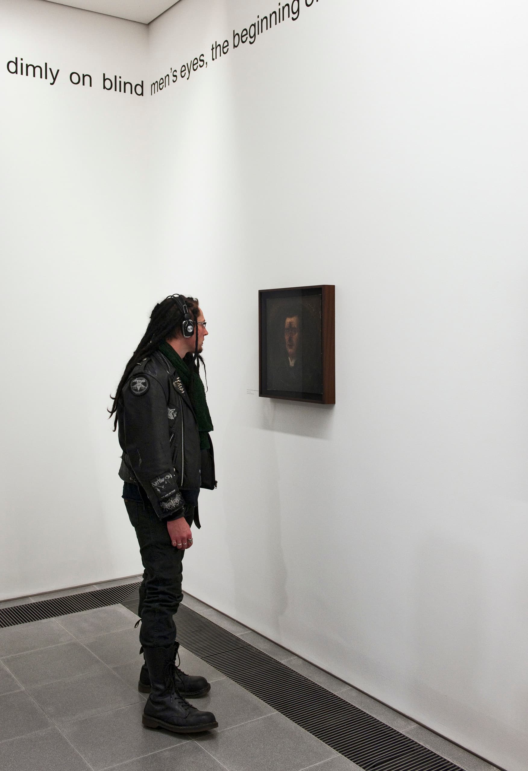 Besucher mit Kopfhörern betrachtet ein Gemälde in der Serpentine Sackler Gallery, London.