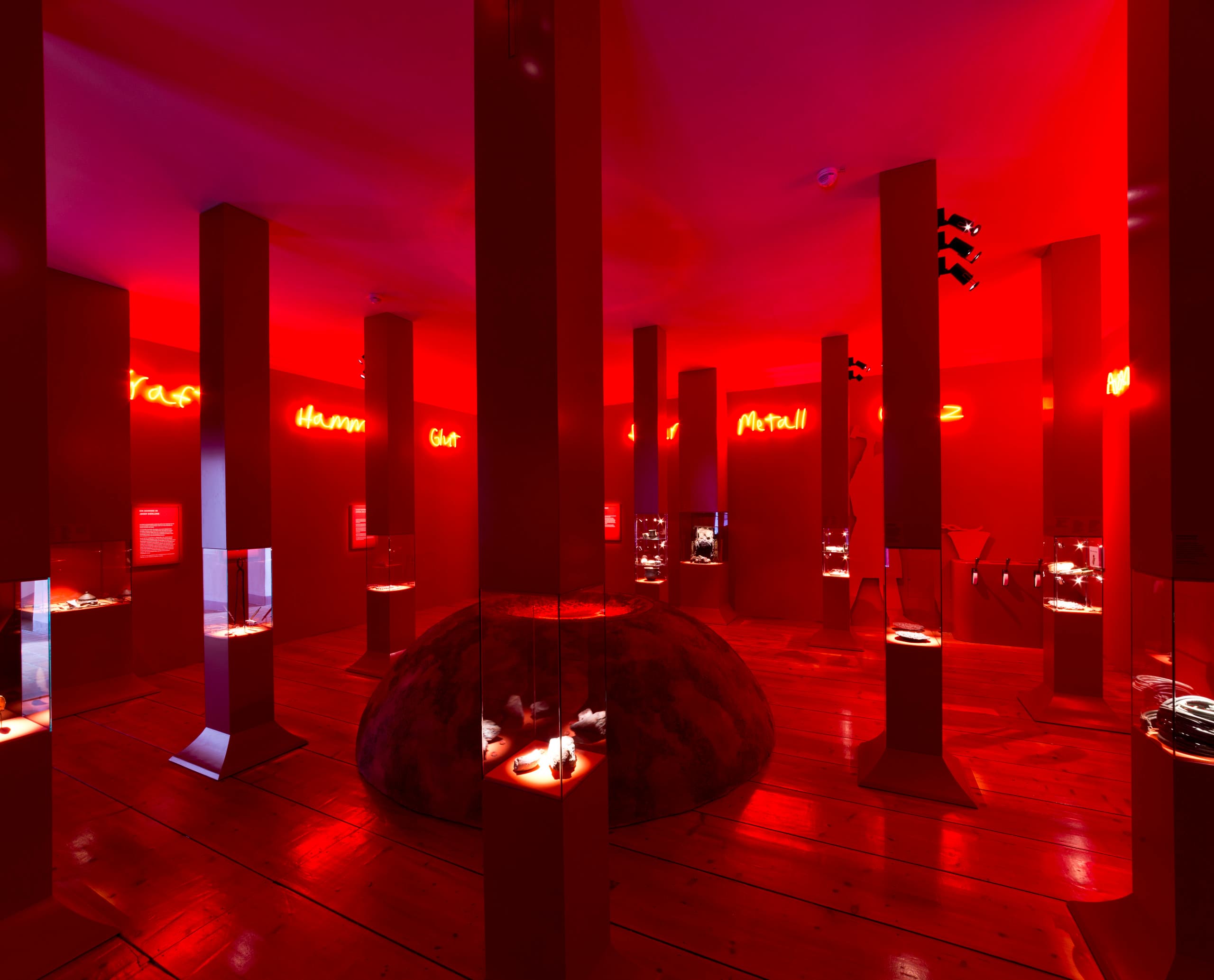 MAMUZ Museum Mistelbach: Ausstellung mit ERCO Lichtwerkzeugen, betont Exponate in Rot.