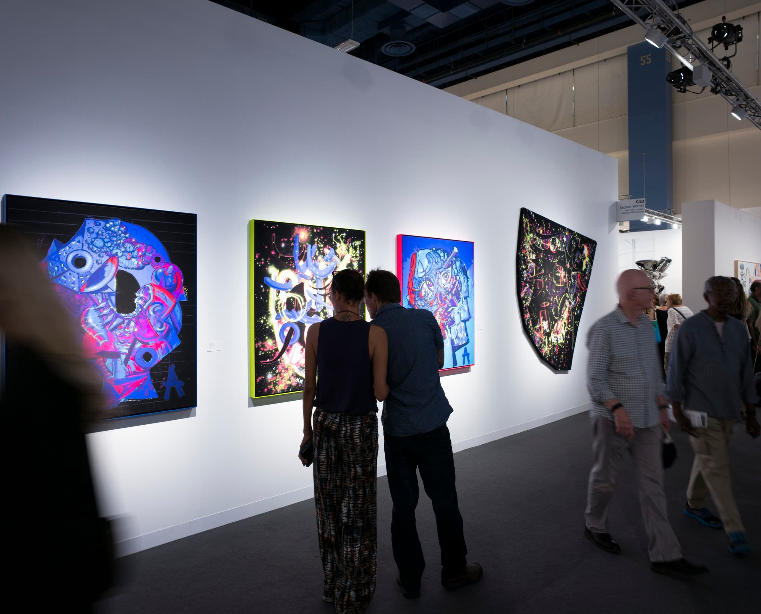 Kunstmesse Miami Beach mit ERCO LED-Beleuchtung für Kunstwerke in Galerien.