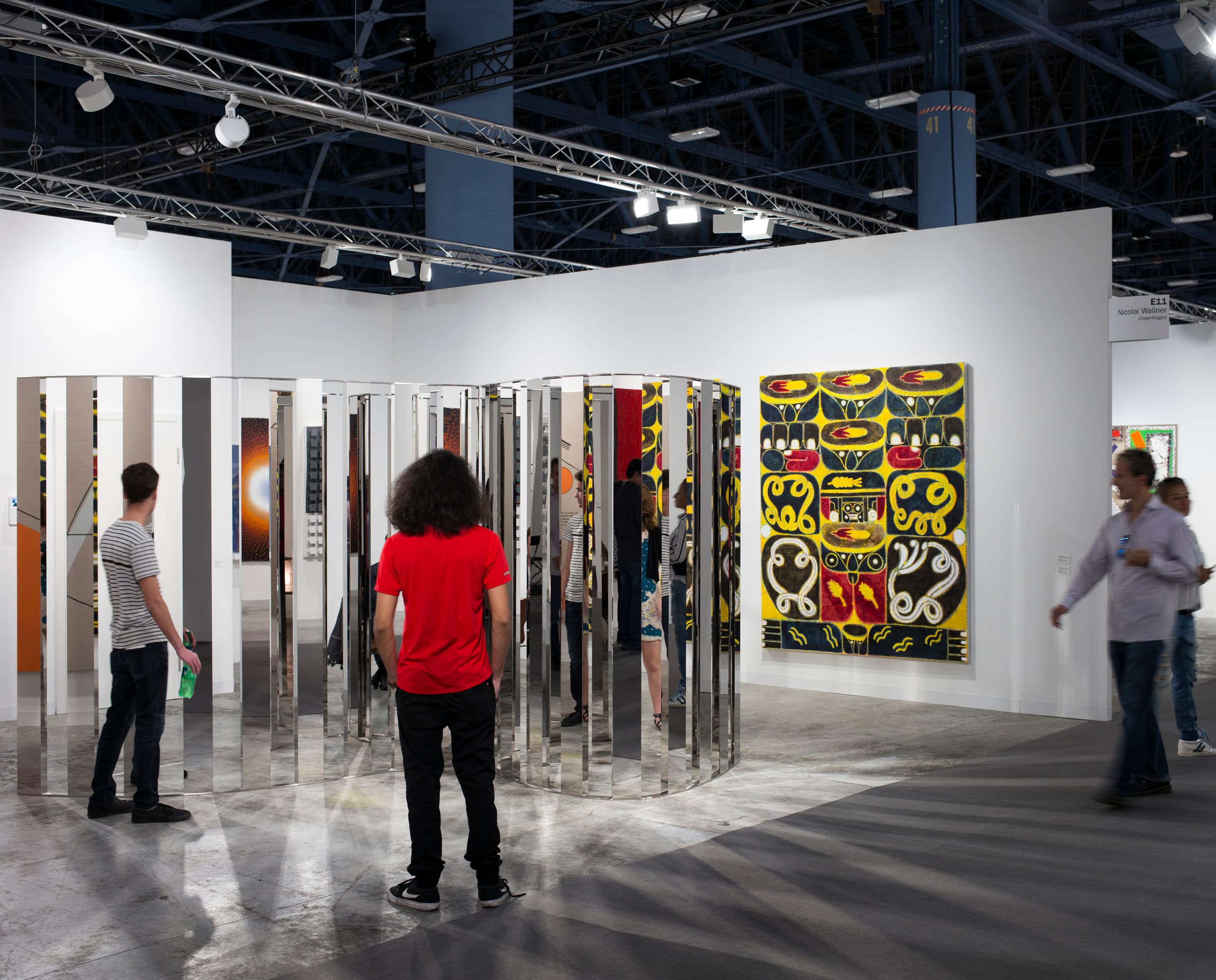 Kunstmesse Miami Beach mit ERCO LED-Beleuchtung für Kunstwerke in Galerien.