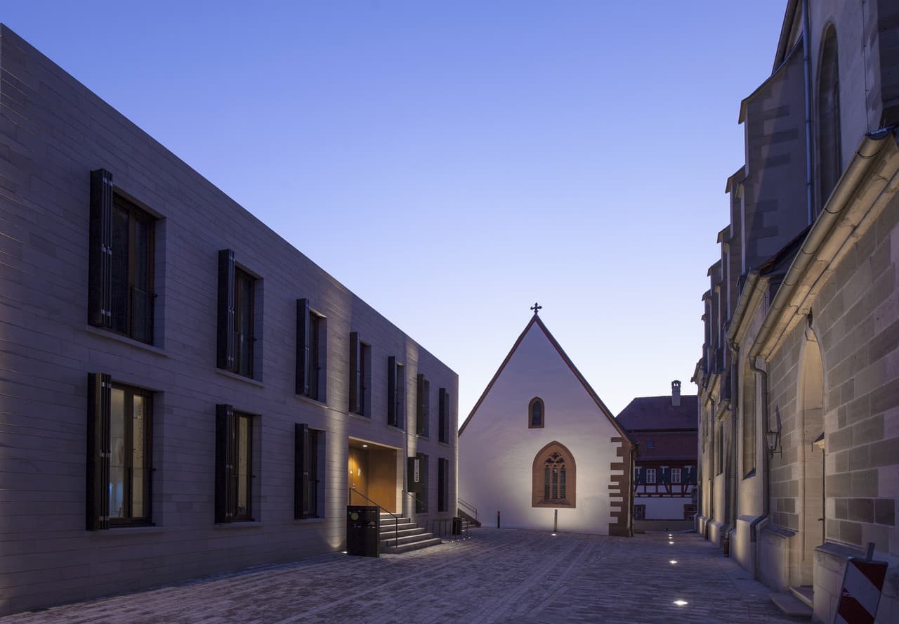Beleuchtete Gebäude in Iphofen: ERCO LED-Technologie akzentuiert historische und moderne Architektur.