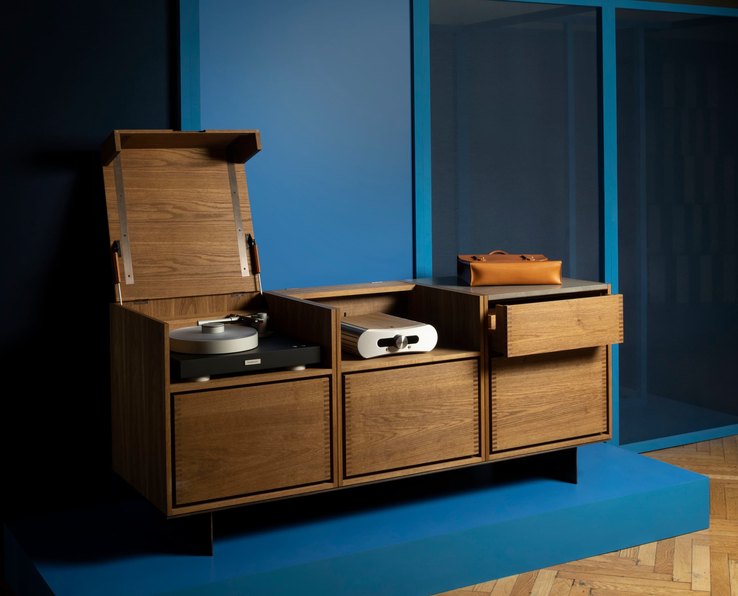 Handgefertigtes Sideboard mit Plattenspieler und Verstärker auf der Wallpaper Handmade Ausstellung.