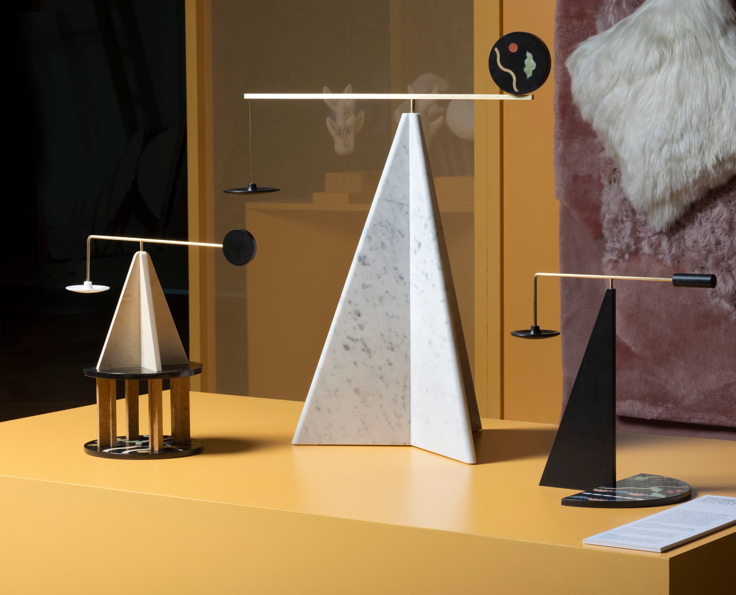Handgefertigte Designobjekte mit ERCO Licht auf der Wallpaper Handmade Ausstellung in Mailand.
