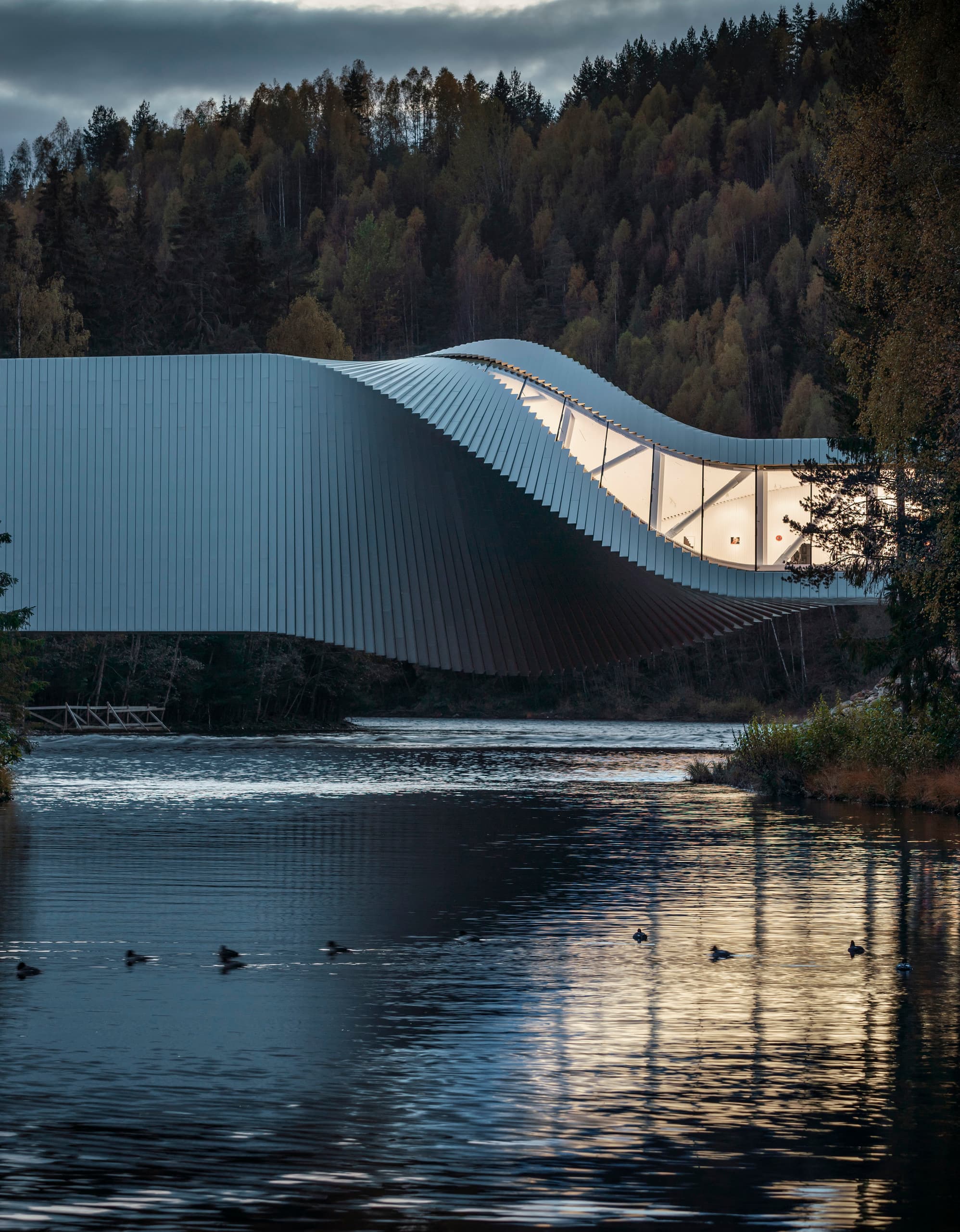 Die Twist Galerie im Kistefos Museum, Norwegen, beleuchtet mit ERCO Parscan Strahlern.