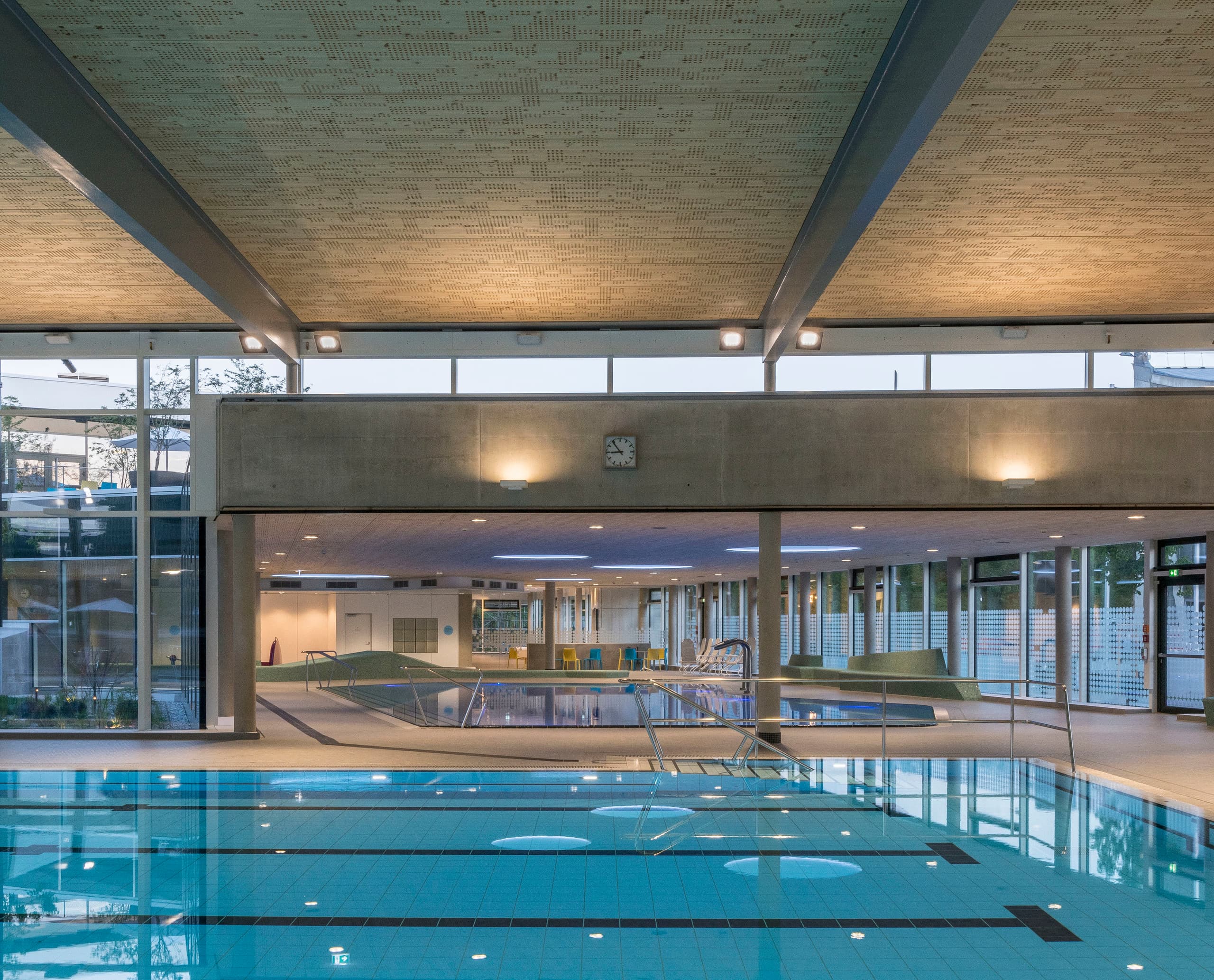 ERCO LED-Beleuchtung im Sportbad Friedrichshafen, die eine freundliche und helle Atmosphäre schafft.