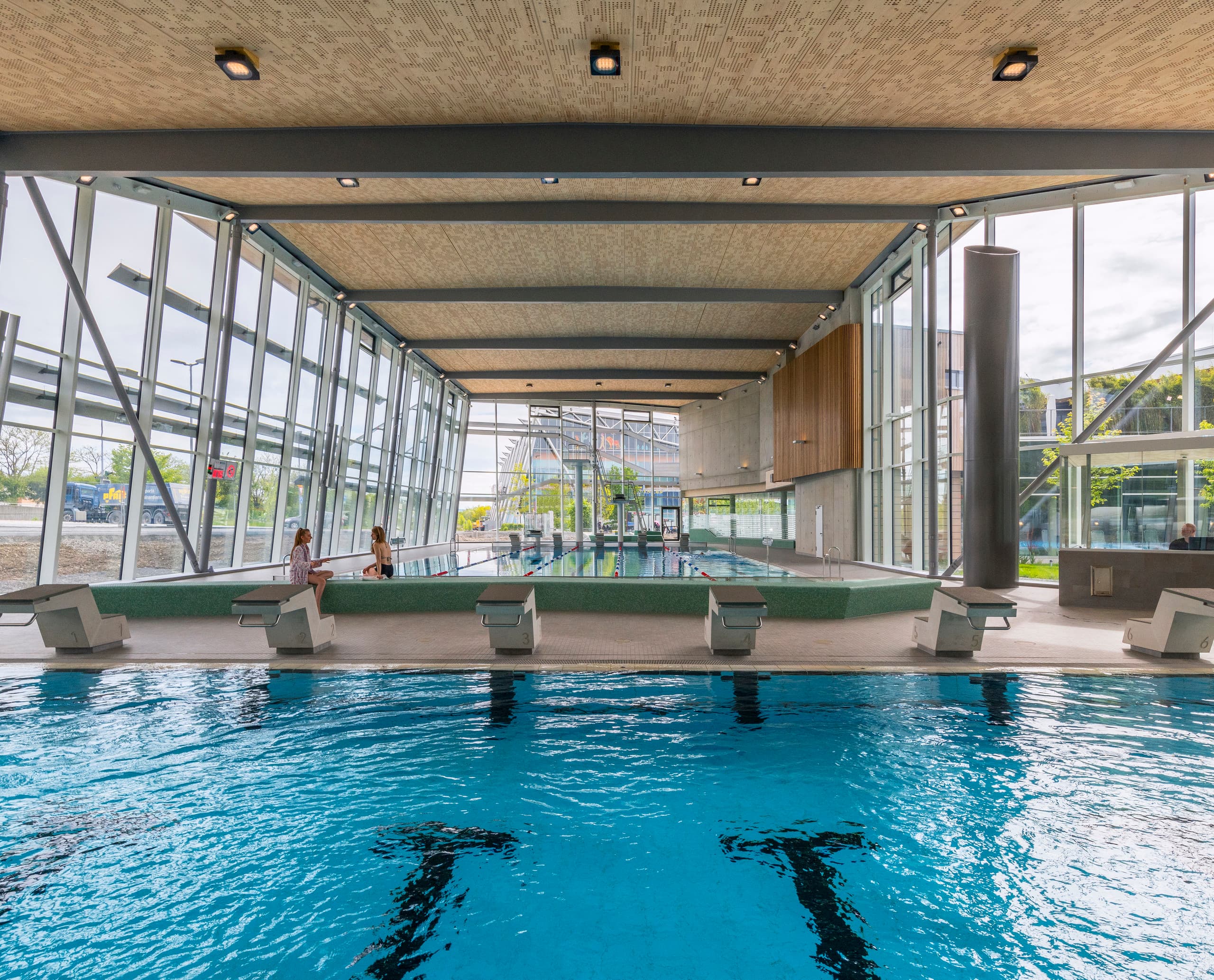 Friedrichshafen Sportbad mit ERCO Beleuchtung. Attraktiver Ort für Touristen am Bodensee.