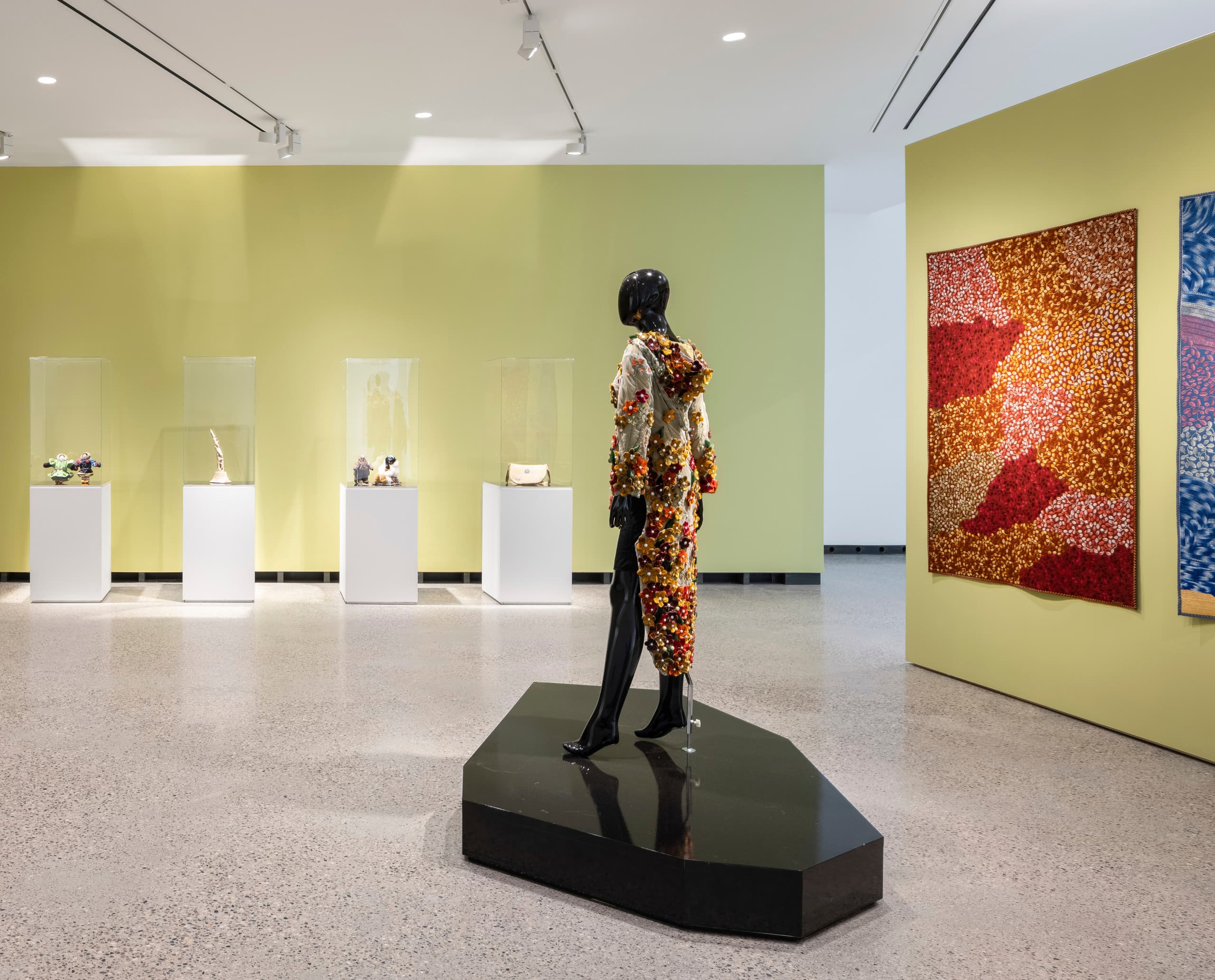 Optec LED-Strahler von ERCO beleuchten Kunstausstellung in der Qaumajuq Art Gallery, Winnipeg.