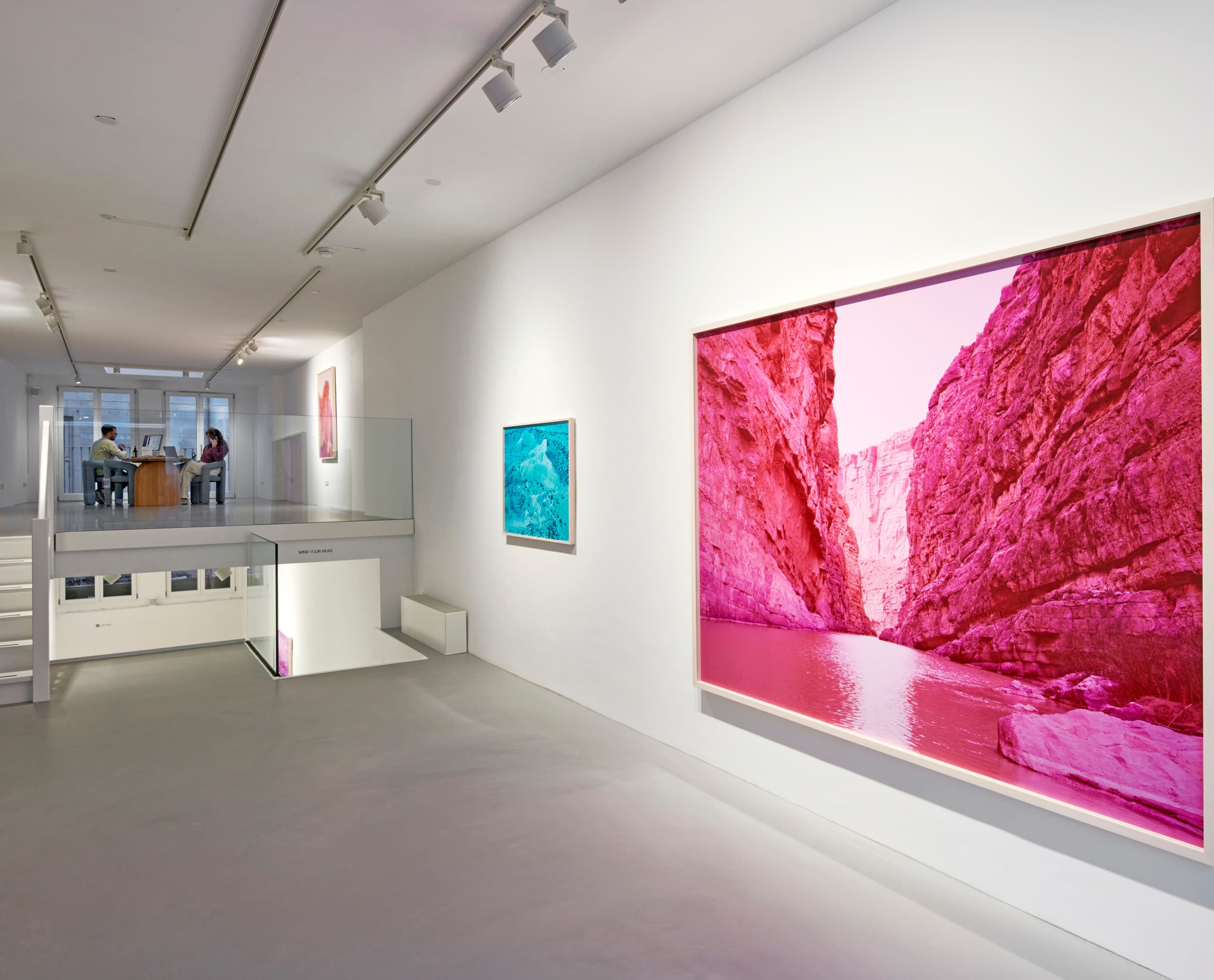 ERCO Parscan Strahler beleuchten Kunst in der Enari Galerie, Amsterdam.