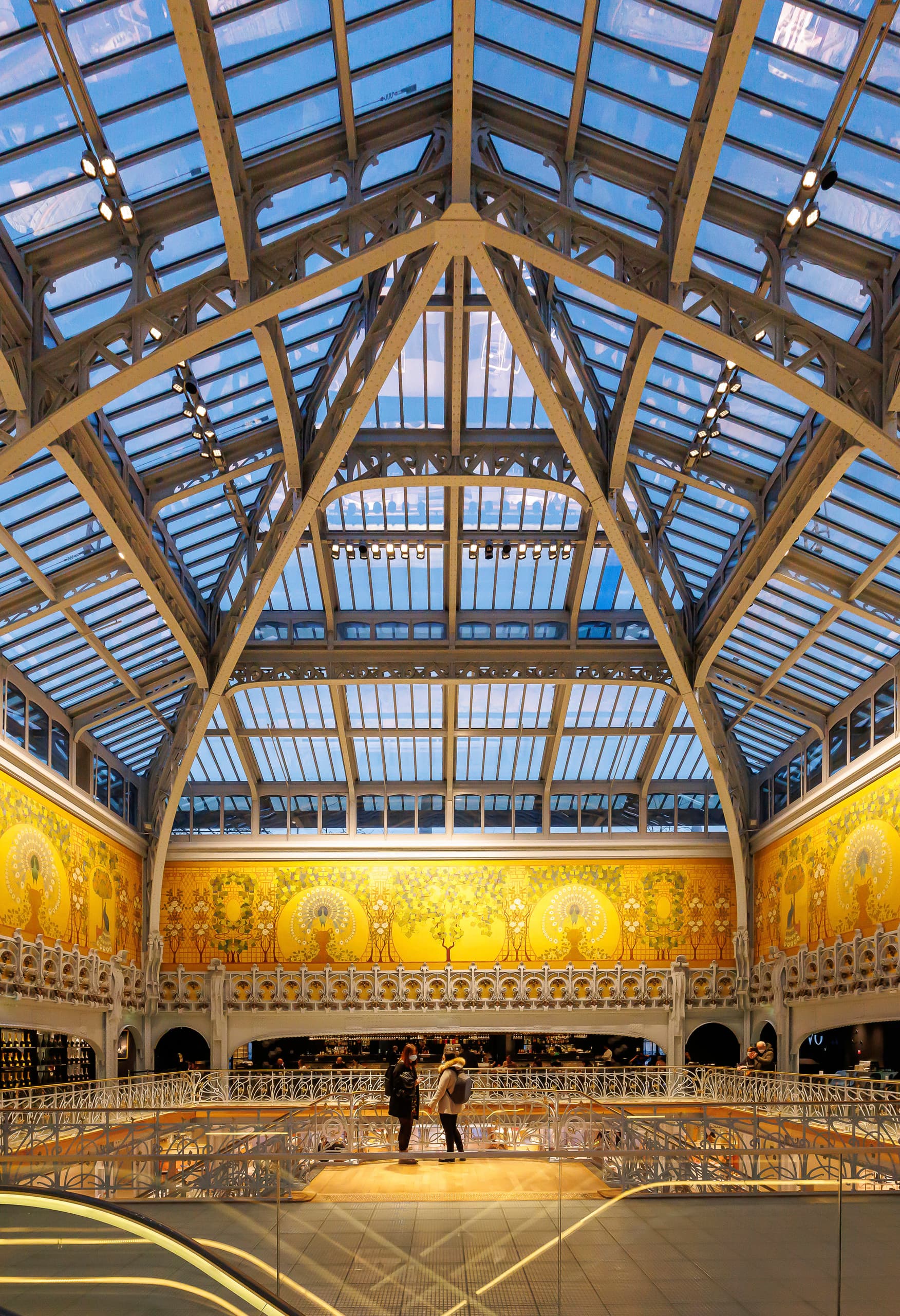 LED-Strahler beleuchten die Jugendstil-Elemente im La Samaritaine Kaufhaus in Paris.