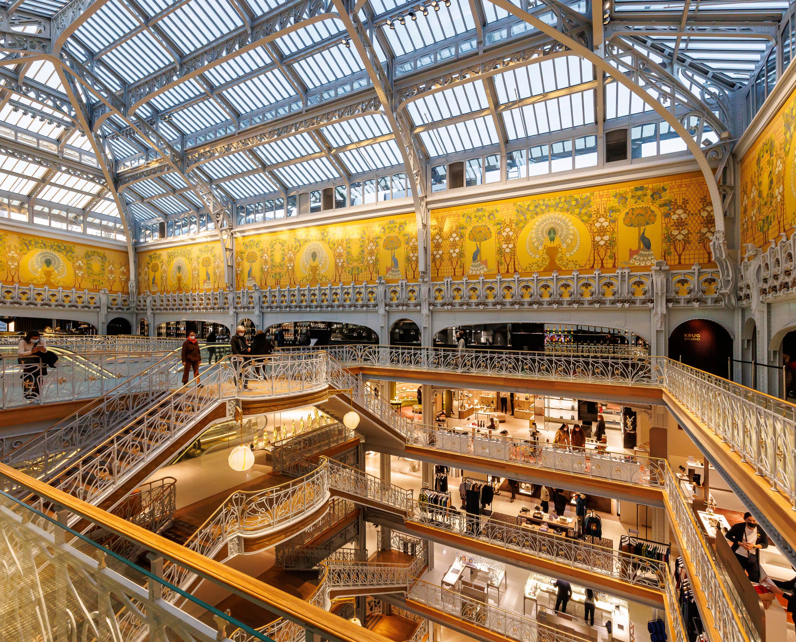 Innenansicht von La Samaritaine, Paris, mit LED-Wallwashing und dekorativer Jugendstil-Friese.