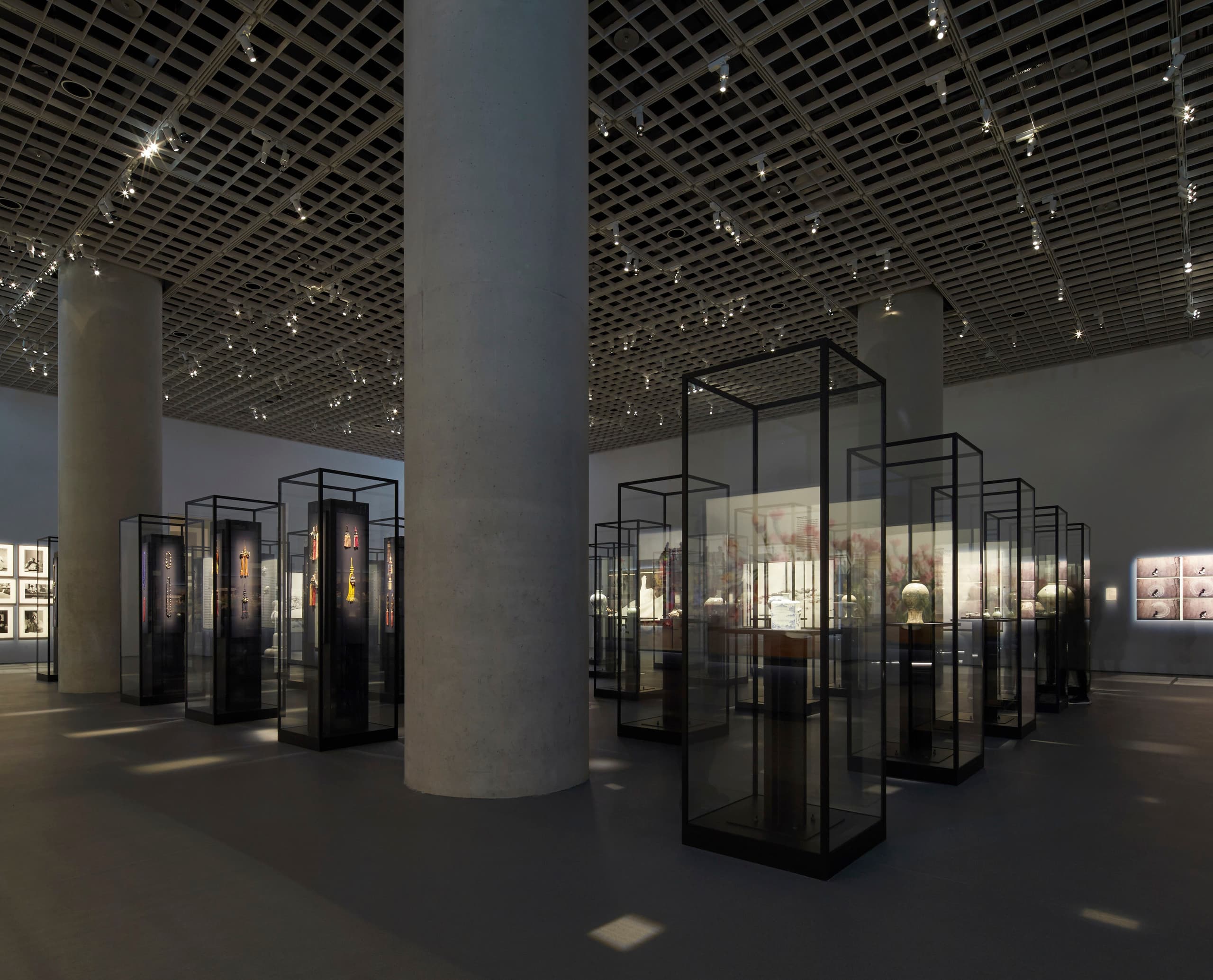 Präzise ERCO-Beleuchtung im Amorepacific Museum of Art, Seoul, mit Konturstrahlern für Ausstellungsstücke.