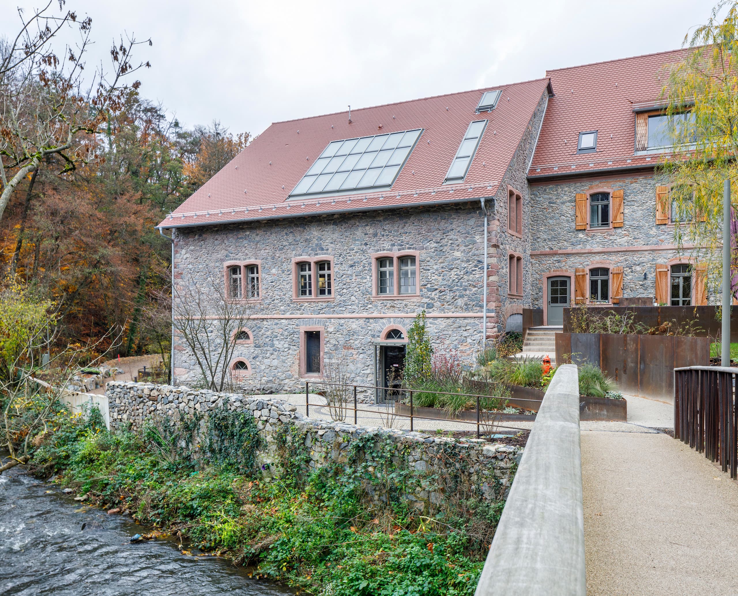 Koppenmühle Darmstadt: Ehemalige Mühle mit ERCO Bürobeleuchtung in moderner Büroumgebung.