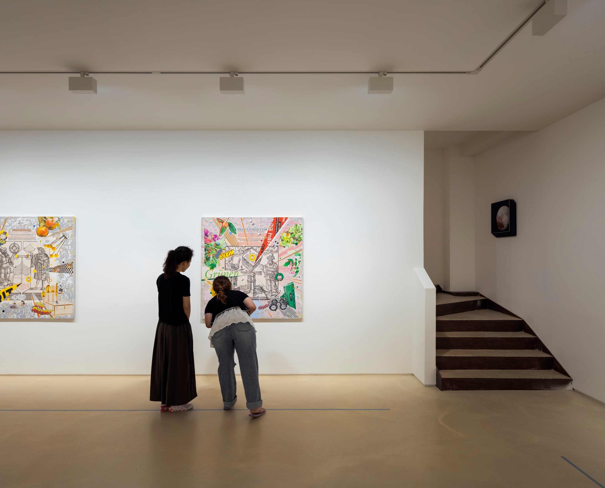 Besucher betrachten Kunstwerke in der Daisy Gallery, beleuchtet mit ERCO LED-Leuchten.