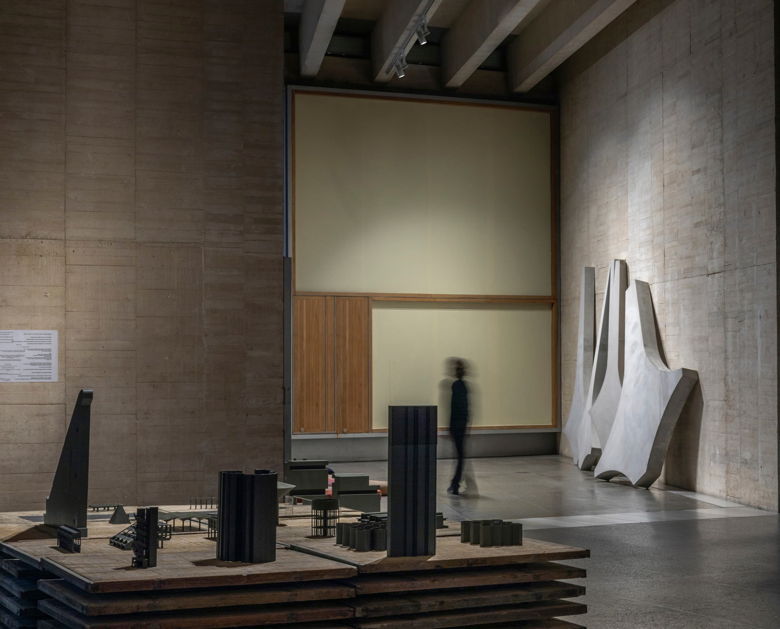 Innenraum des Museo Musac mit LED-Beleuchtung und Architekturmodellen, die die flexible Lichtanpassung zeigen.