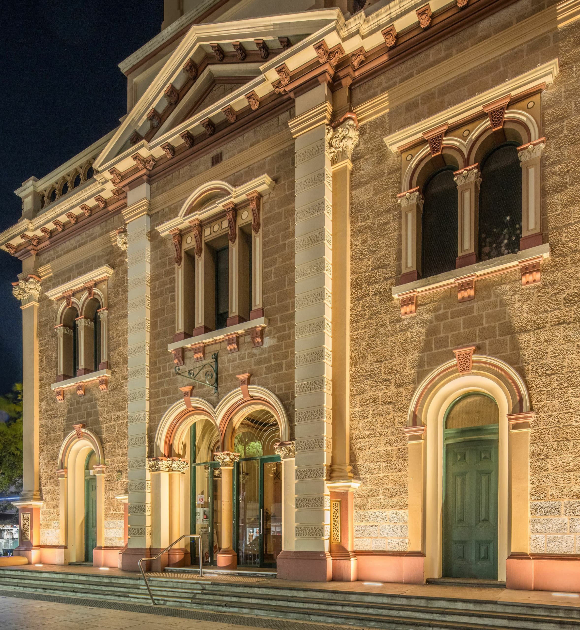 Die Fassade der St. Andrew's Church wird nachts von ERCO LED-Grazing Light beleuchtet.