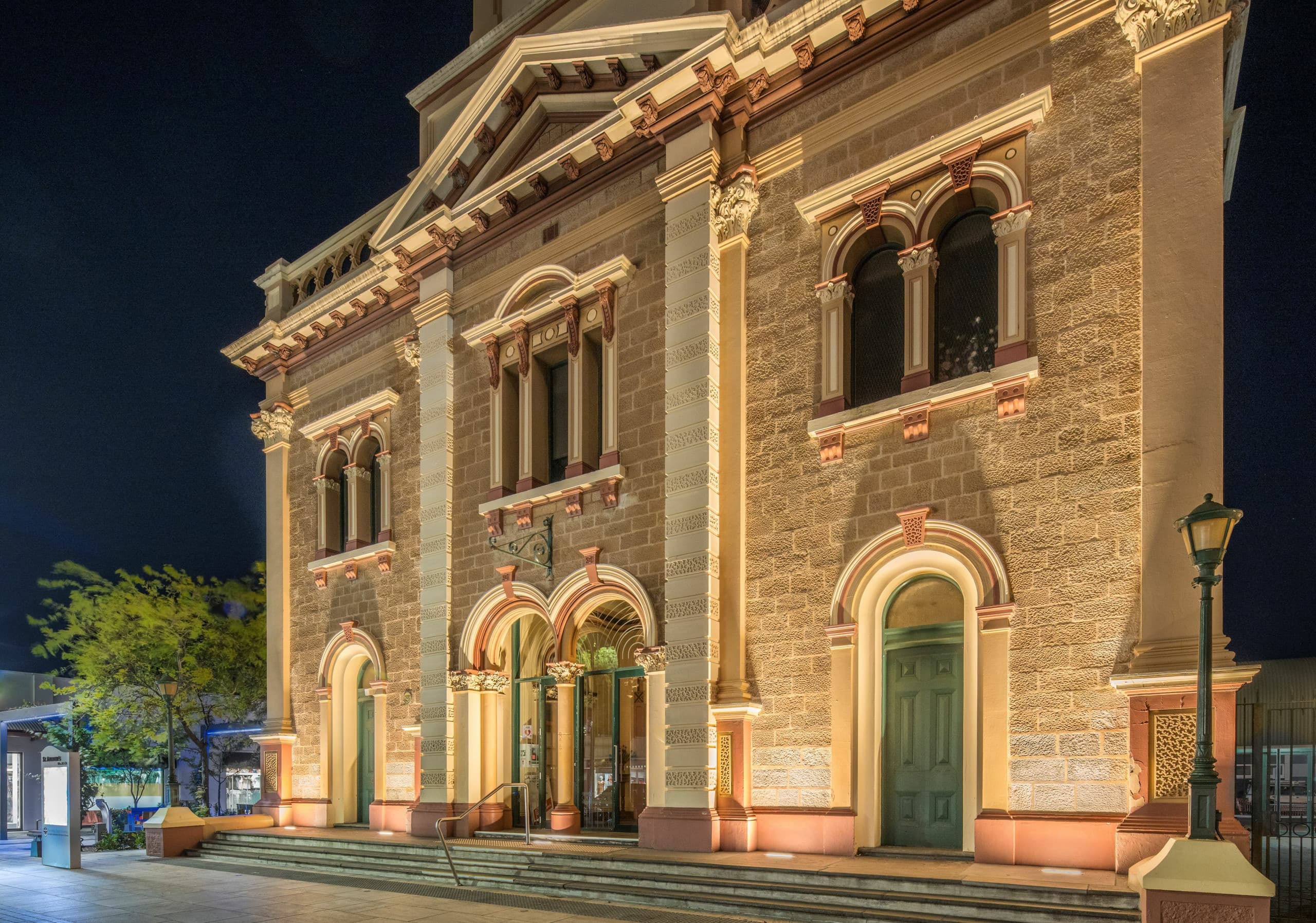 Die Fassade der St. Andrew's Church wird nachts von ERCO LED-Grazing Light beleuchtet.