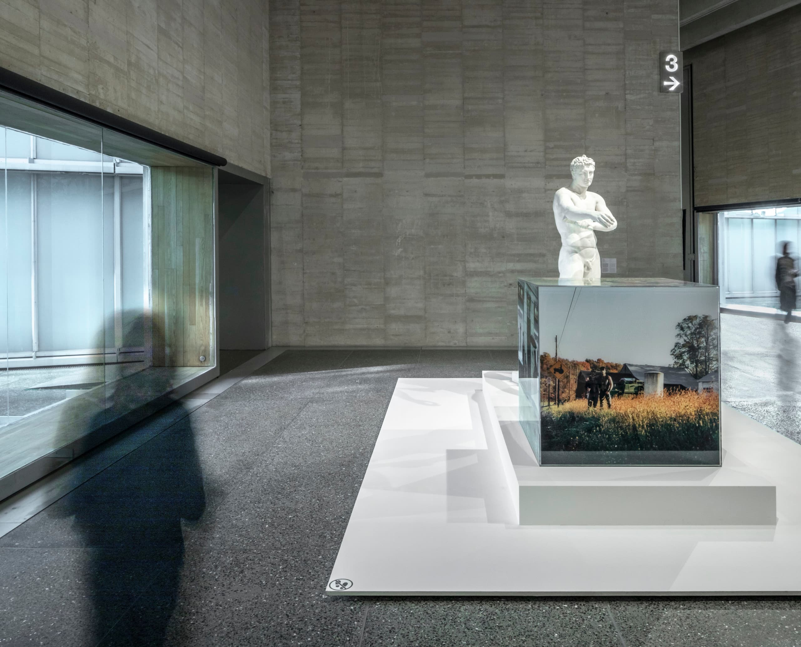 LED-Beleuchtung im Museo Musac, León: Skulptur und Kunstwerk unter ERCO Strahlern.