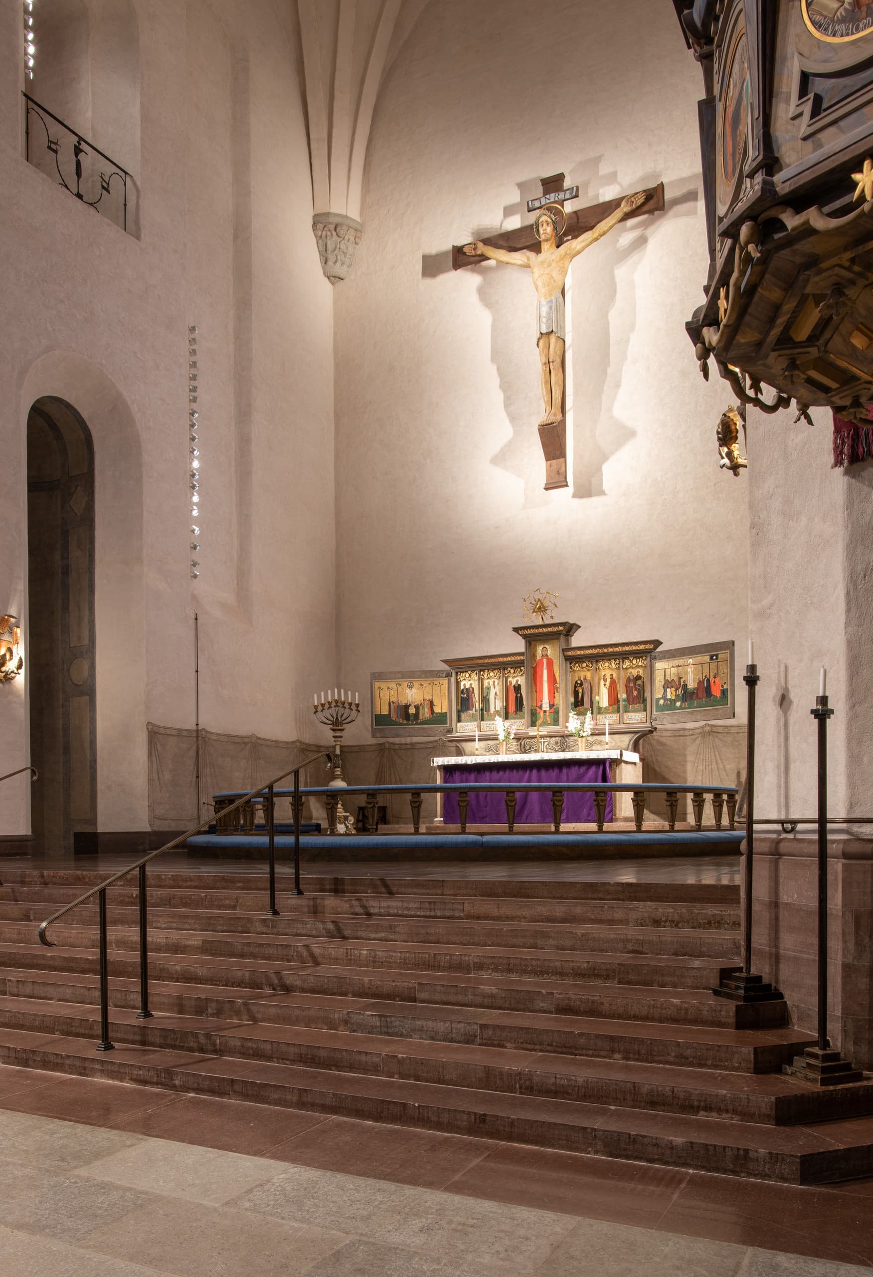 Innenraum der Högalidkirche mit Altar und Kruzifix, beleuchtet mit ERCO Strahlern.