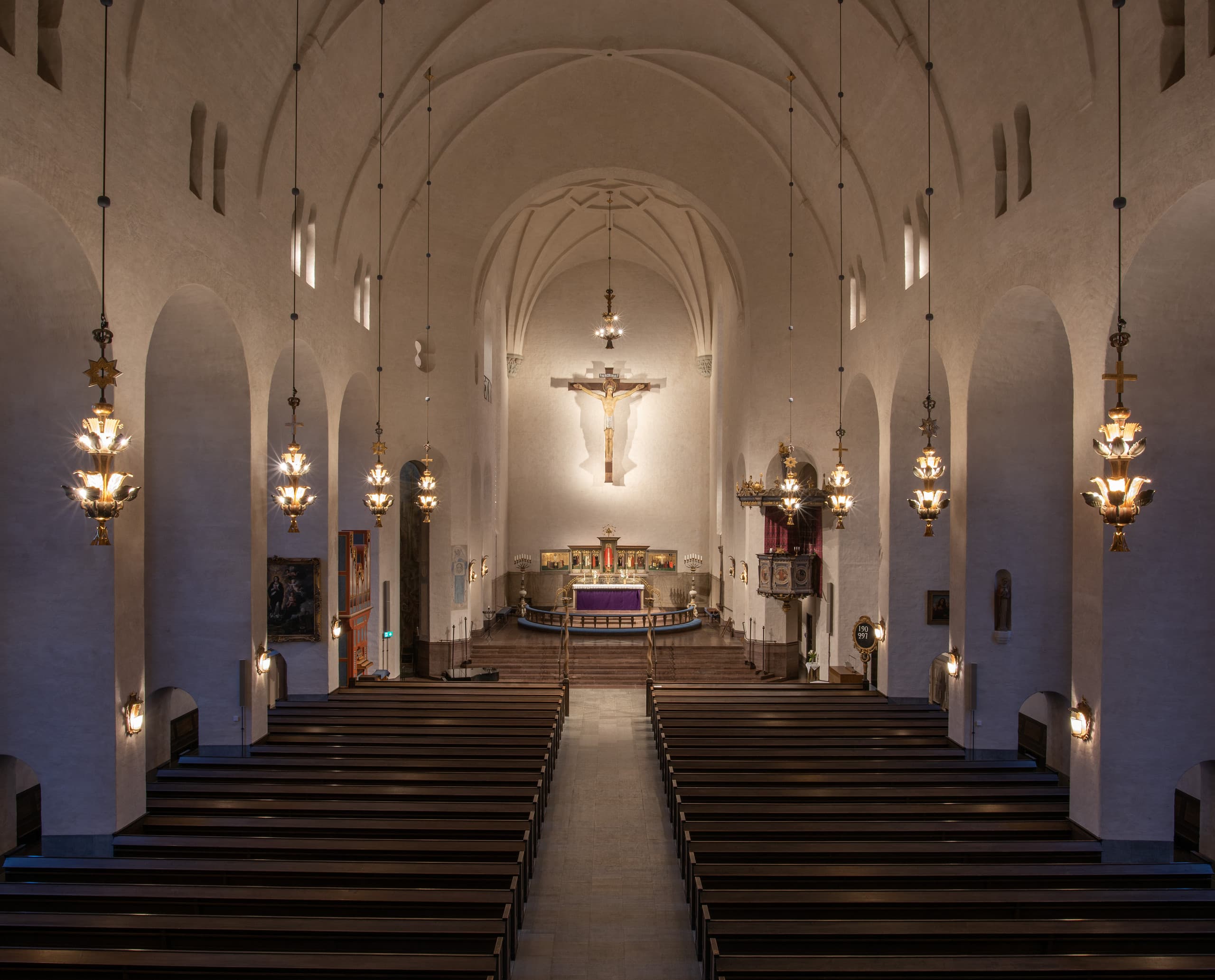 Innenraum der Högalid Kirche in Stockholm mit Parscan Strahlern, die architektonische Details hervorheben.