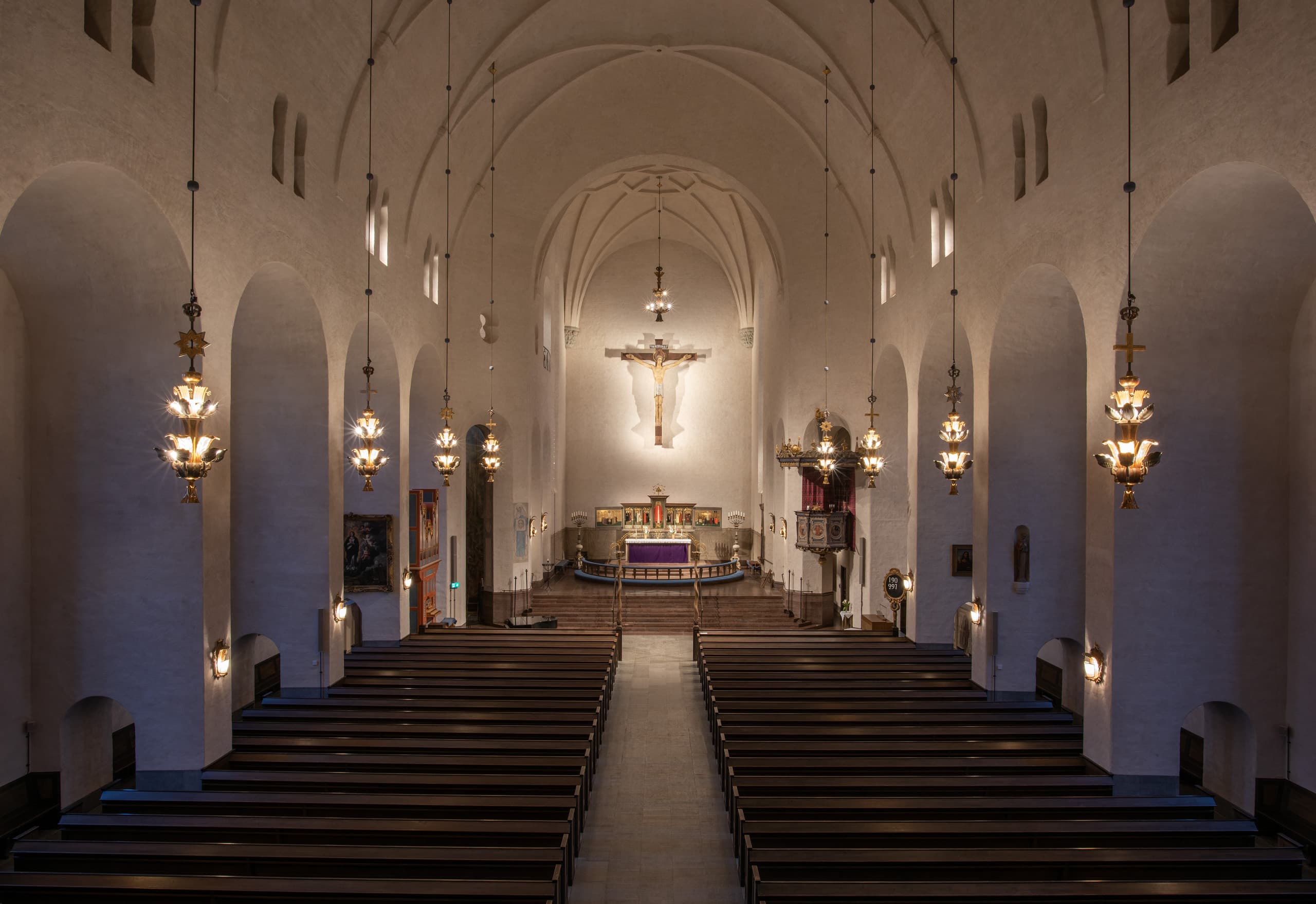 Innenraum der Högalid Kirche in Stockholm mit Parscan Strahlern, die architektonische Details hervorheben.