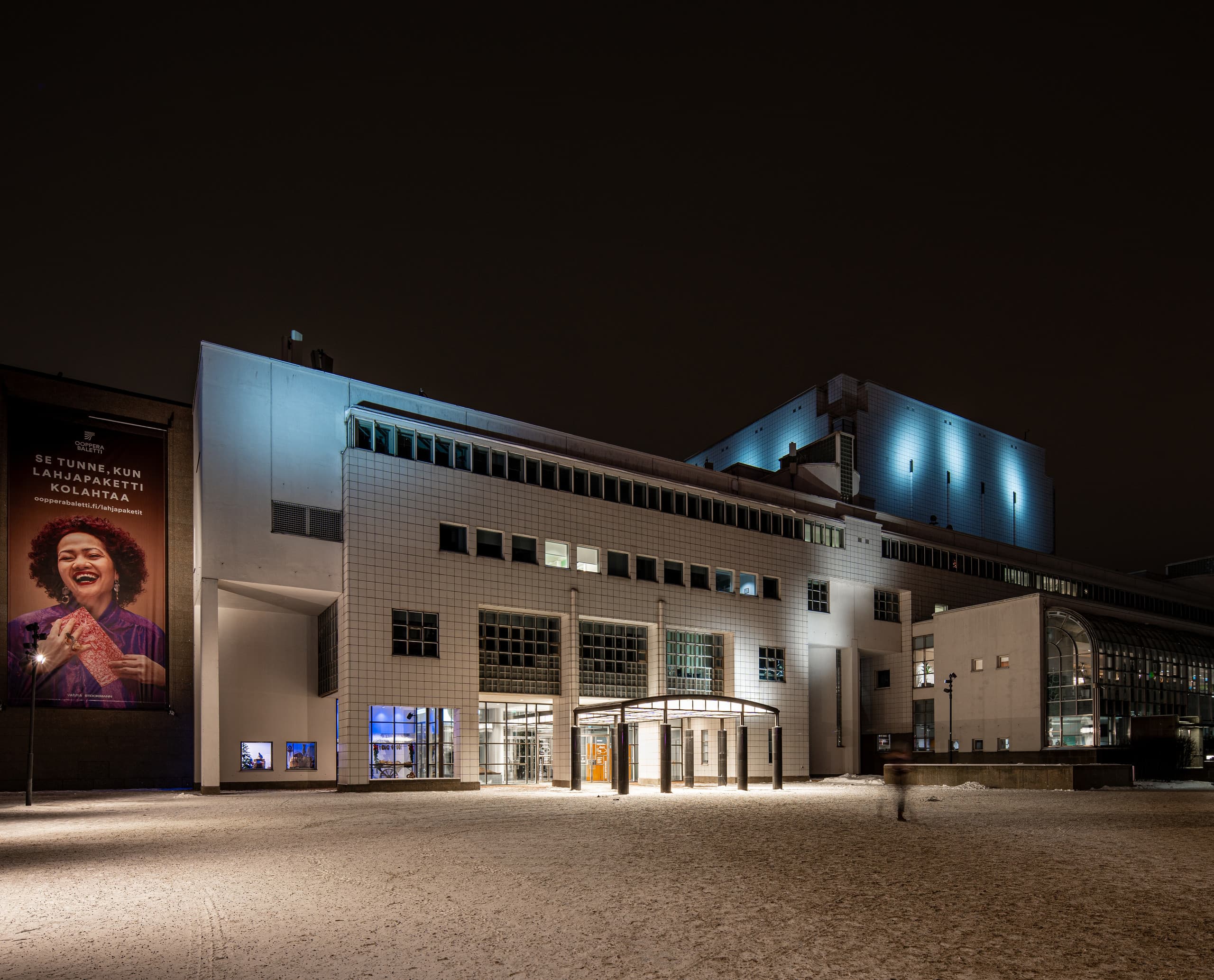 Finnische Nationaloper mit ERCO LED-Beleuchtung bei Nacht.