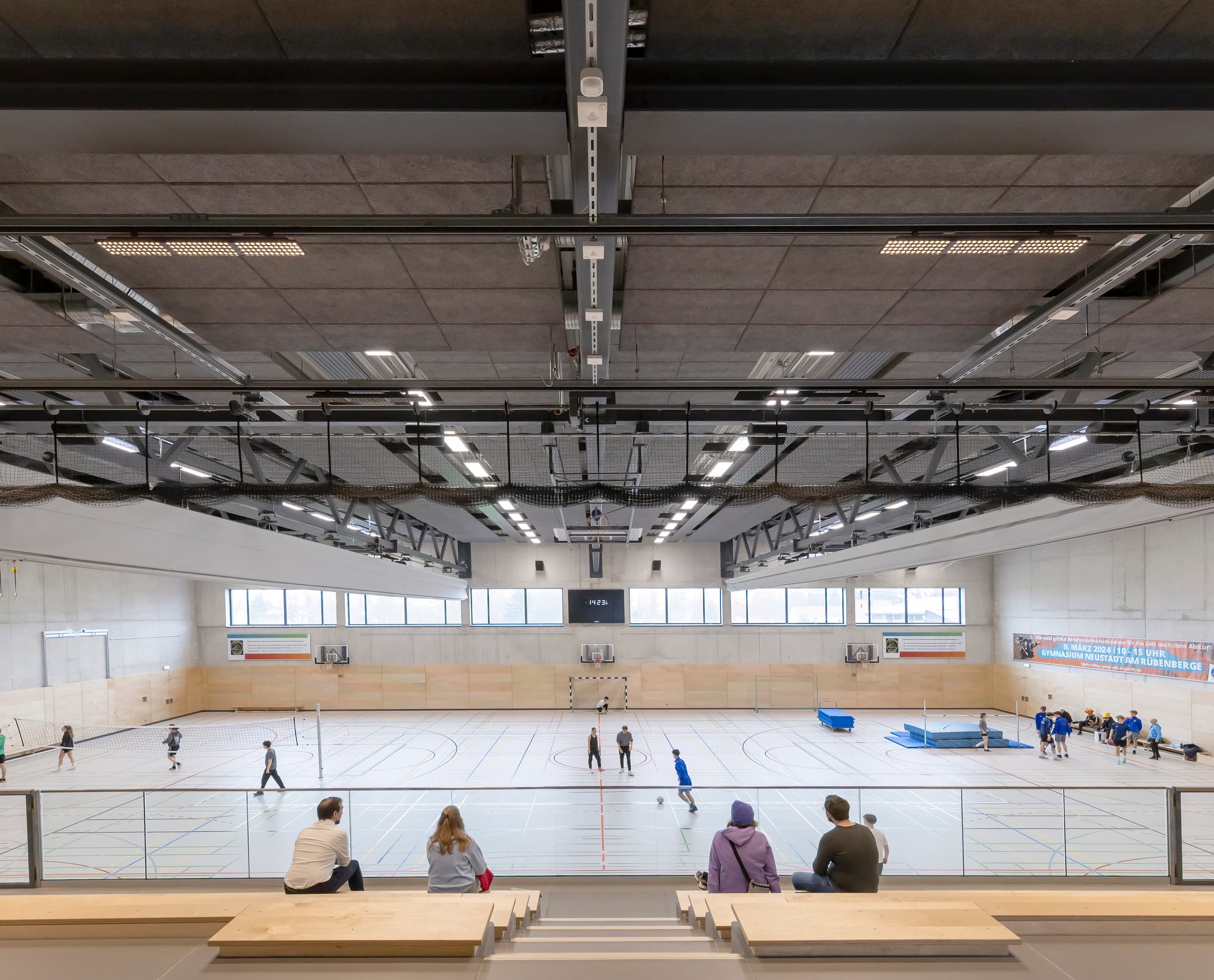 Sporthalle des Gymnasiums Neustadt mit ERCO LED-Beleuchtung für Sport und Zuschauer.