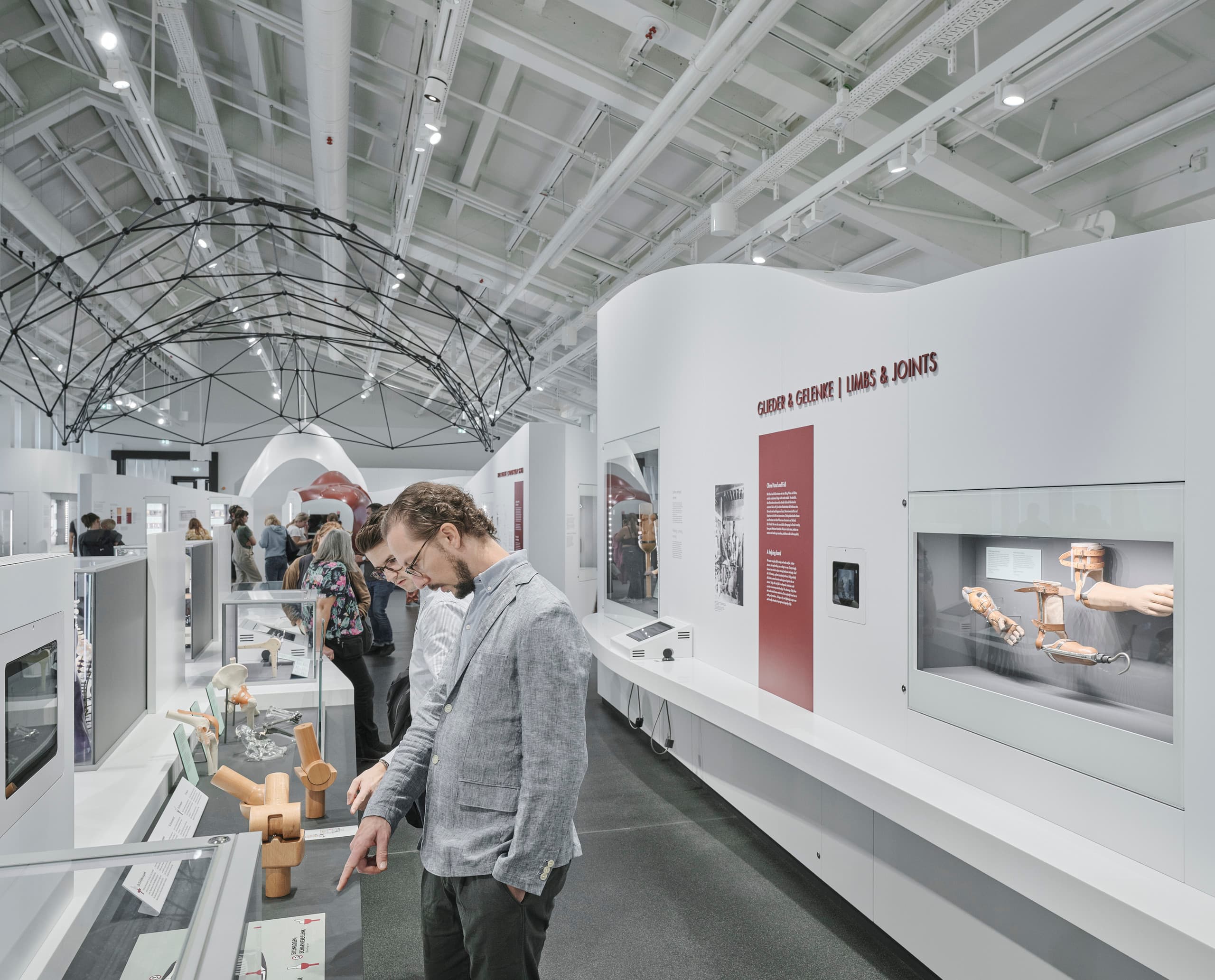 Besucher betrachten ERCO LED-beleuchtete Exponate im Deutschen Museum, München.