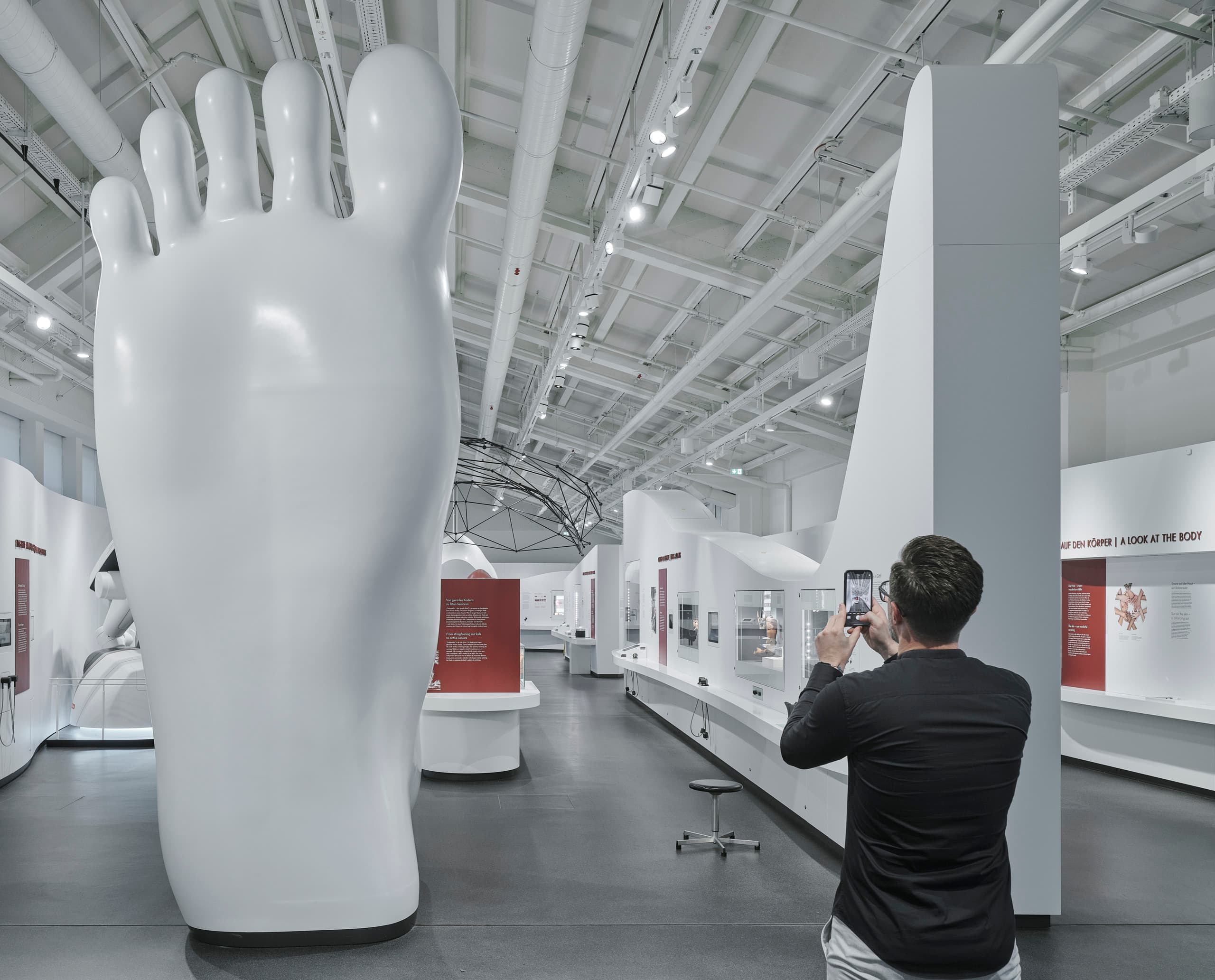 Deutsches Museum, München: Ausstellung mit ERCO LED-Leuchten und einer übergroßen Fuß-Skulptur.