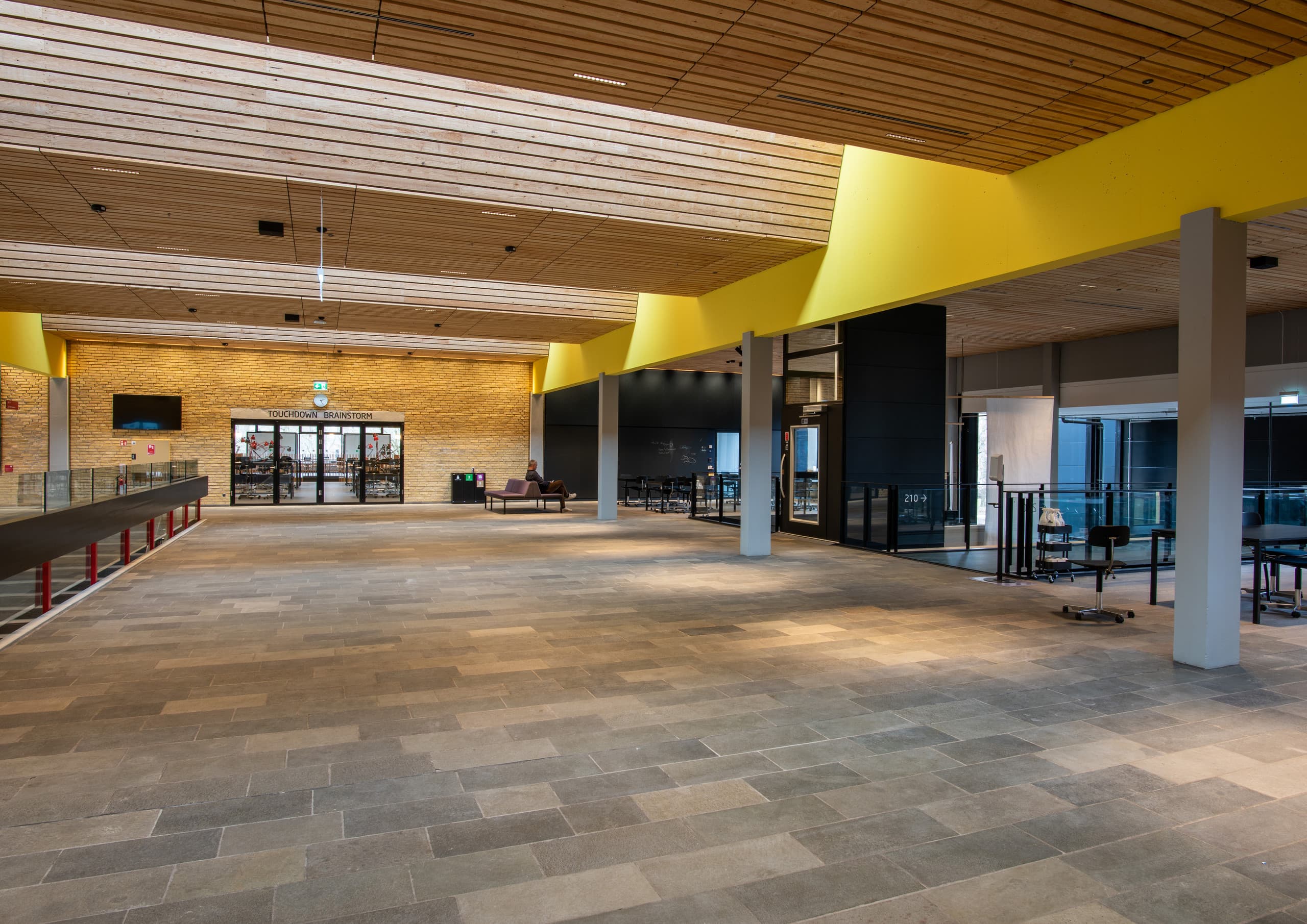 Innenansicht der Technischen Universität Dänemark mit ERCO Downlights für LED-Beleuchtung.