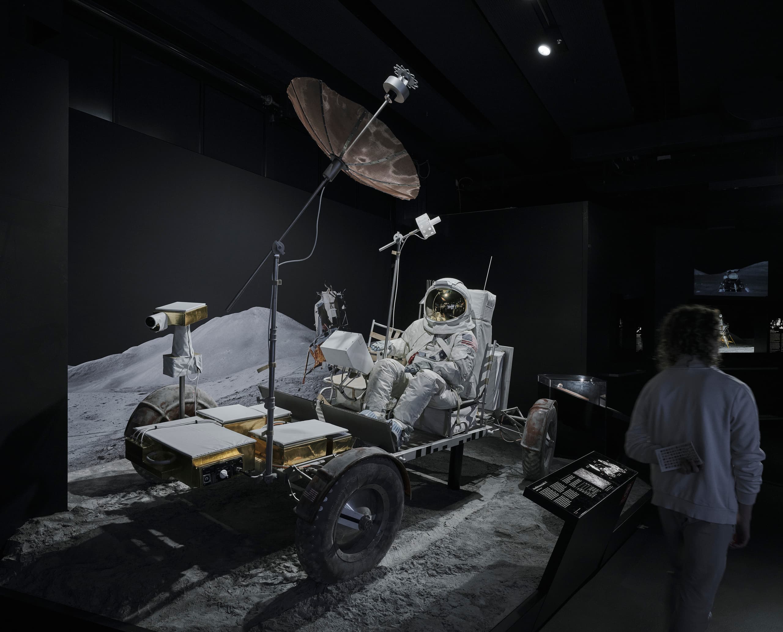 Mondfahrzeug-Ausstellung im Deutschen Museum, beleuchtet mit ERCO LED-Strahlern.