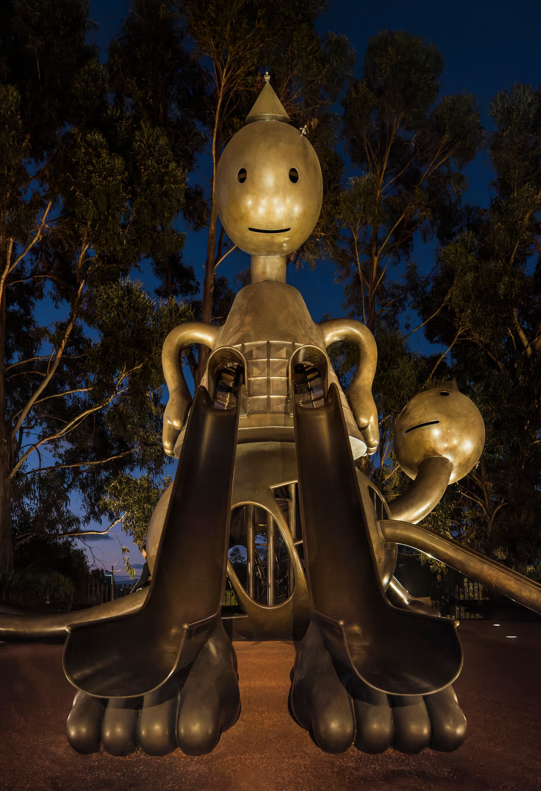 Tom Otterness' "Girls Rule" Skulptur, beleuchtet mit ERCO Tesis Bodeneinbauleuchten im Mona Museum, Tasmanien.